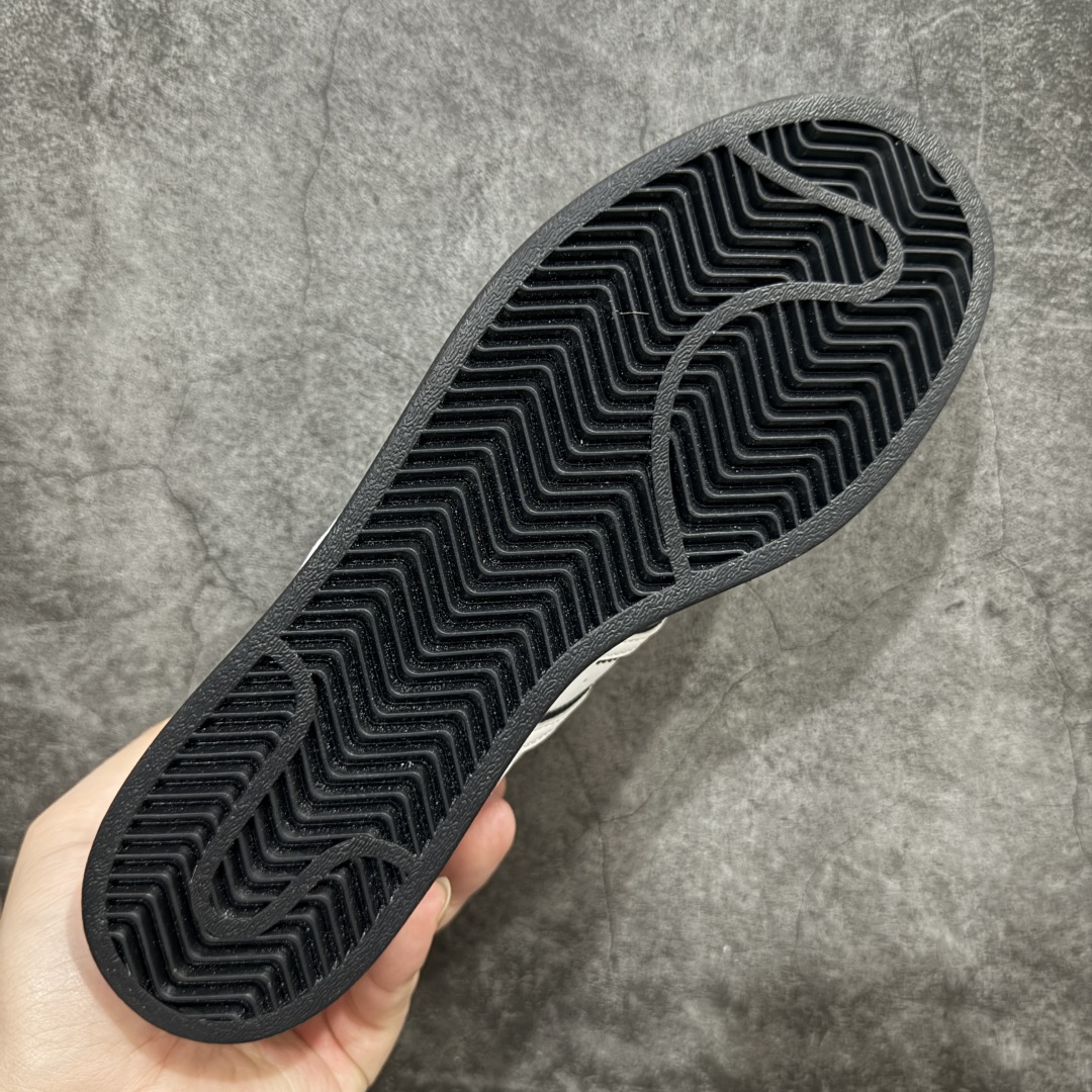 图片[9]-【公司级】AD Originals Superstar 经典复古贝壳头板鞋 JH5469 诞生于1969年 是第一双将全皮面鞋 身与橡胶鞋头结合在一起的低帮篮球鞋 Superstar最开始 是作为高帮篮球鞋Pro Model的低帮版本而出现的 但因为其独特和醒目的橡胶鞋头造型而让大家熟知 被大家形象地称为\\\”shelltoe\\\”贝壳头 在70年代的美国职业篮球场上 接近3/4的NBA球员都将这双Superstar作为场上用鞋 80年代之后 经过不断的改良和发展 Superstar逐渐成为横跨时装、音乐、街头文化、休闲和运动等各大领域的时尚潮鞋 尺码：35.5 36 36.5 37 38 38.5 39 40 40.5 41 42 42.5 43 44 44.5 45-选品中心