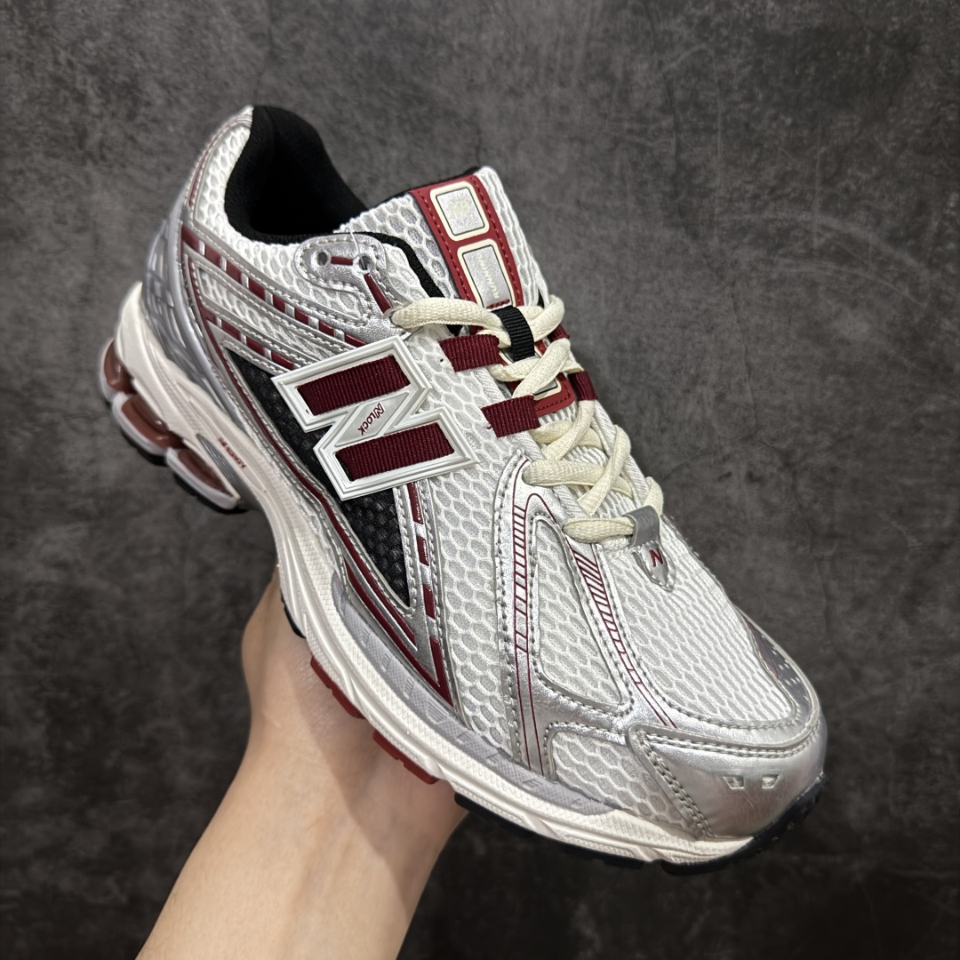 图片[3]-【纯原B版】NB新百伦New Balance M1906R M1906RAP 系列复古老爹风休闲运动慢跑鞋 高度复刻原厂大底 追求极致完美 每一双都是工艺品 采用轻质牛剖革拼接透气网眼衬垫织物鞋面材质 T-Beam大底提供足步弓支撑，保持步态稳定#后跟搭载外露缓震胶 鞋身整体以各种深浅不一的灰色覆盖，鞋头以淡蓝色调装饰，网眼衬垫通过不规律的色块实现做旧的美感，泛黄的鞋底更是进一步增添了复古气息。 尺码：36 37 37.5 38 38.5 39.5 40 40.5 41.5 42 42.5 43 44 45 46.5-选品中心