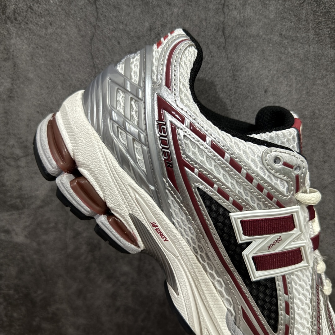 图片[7]-【纯原B版】NB新百伦New Balance M1906R M1906RAP 系列复古老爹风休闲运动慢跑鞋 高度复刻原厂大底 追求极致完美 每一双都是工艺品 采用轻质牛剖革拼接透气网眼衬垫织物鞋面材质 T-Beam大底提供足步弓支撑，保持步态稳定#后跟搭载外露缓震胶 鞋身整体以各种深浅不一的灰色覆盖，鞋头以淡蓝色调装饰，网眼衬垫通过不规律的色块实现做旧的美感，泛黄的鞋底更是进一步增添了复古气息。 尺码：36 37 37.5 38 38.5 39.5 40 40.5 41.5 42 42.5 43 44 45 46.5-选品中心