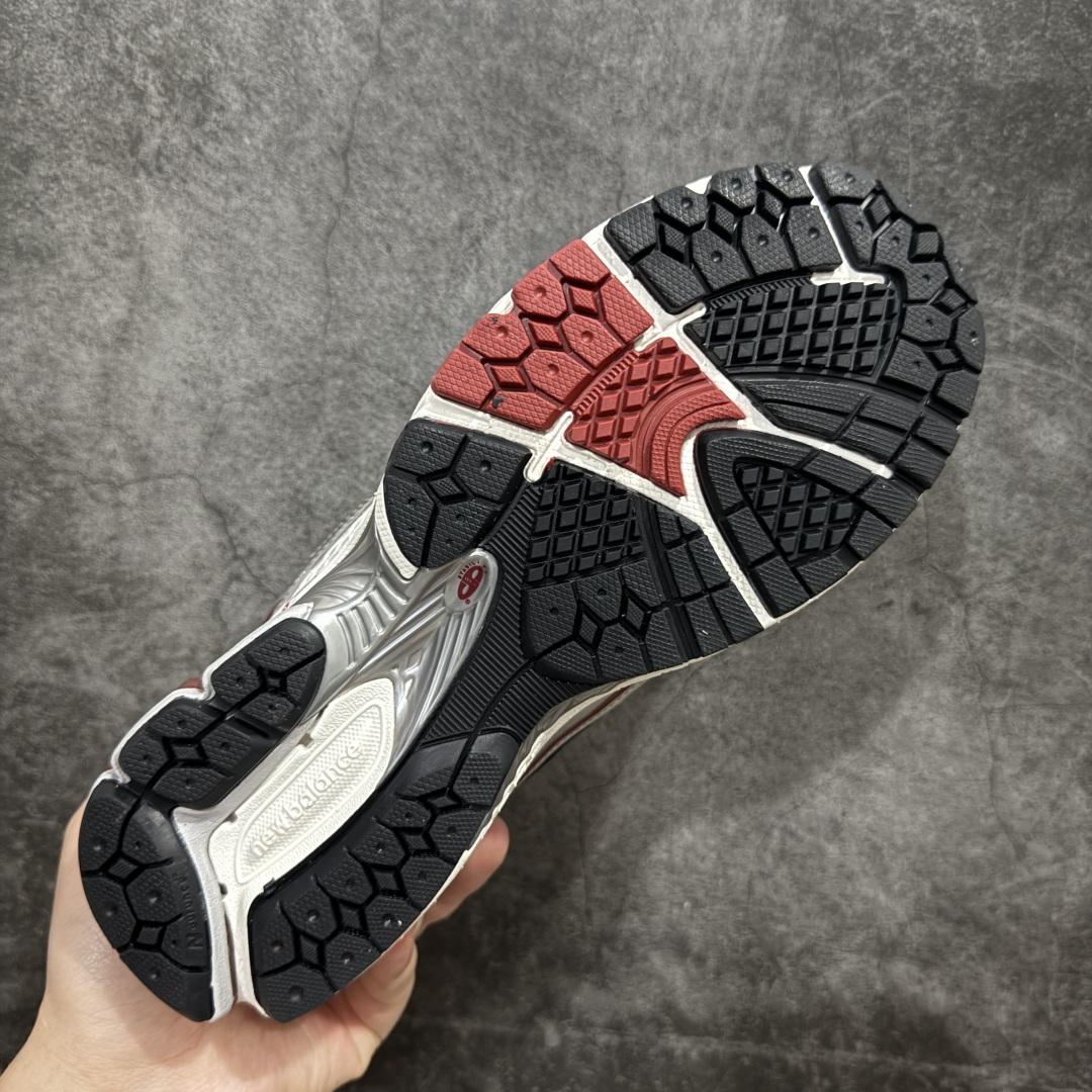 图片[9]-【纯原B版】NB新百伦New Balance M1906R M1906RAP 系列复古老爹风休闲运动慢跑鞋 高度复刻原厂大底 追求极致完美 每一双都是工艺品 采用轻质牛剖革拼接透气网眼衬垫织物鞋面材质 T-Beam大底提供足步弓支撑，保持步态稳定#后跟搭载外露缓震胶 鞋身整体以各种深浅不一的灰色覆盖，鞋头以淡蓝色调装饰，网眼衬垫通过不规律的色块实现做旧的美感，泛黄的鞋底更是进一步增添了复古气息。 尺码：36 37 37.5 38 38.5 39.5 40 40.5 41.5 42 42.5 43 44 45 46.5-选品中心