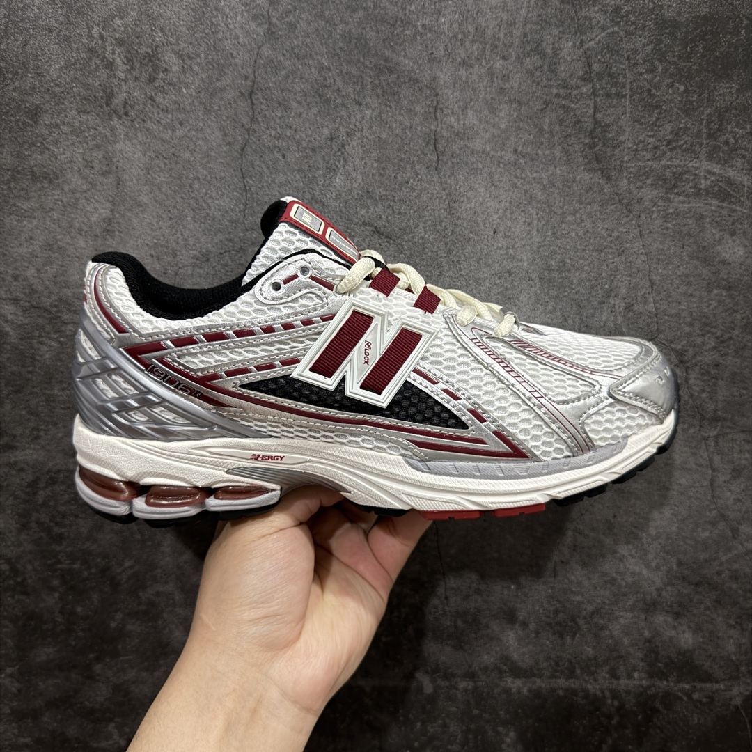 【纯原B版】NB新百伦New Balance M1906R M1906RAP 系列复古老爹风休闲运动慢跑鞋 高度复刻原厂大底 追求极致完美 每一双都是工艺品 采用轻质牛剖革拼接透气网眼衬垫织物鞋面材质 T-Beam大底提供足步弓支撑，保持步态稳定#后跟搭载外露缓震胶 鞋身整体以各种深浅不一的灰色覆盖，鞋头以淡蓝色调装饰，网眼衬垫通过不规律的色块实现做旧的美感，泛黄的鞋底更是进一步增添了复古气息。 尺码：36 37 37.5 38 38.5 39.5 40 40.5 41.5 42 42.5 43 44 45 46.5-选品中心