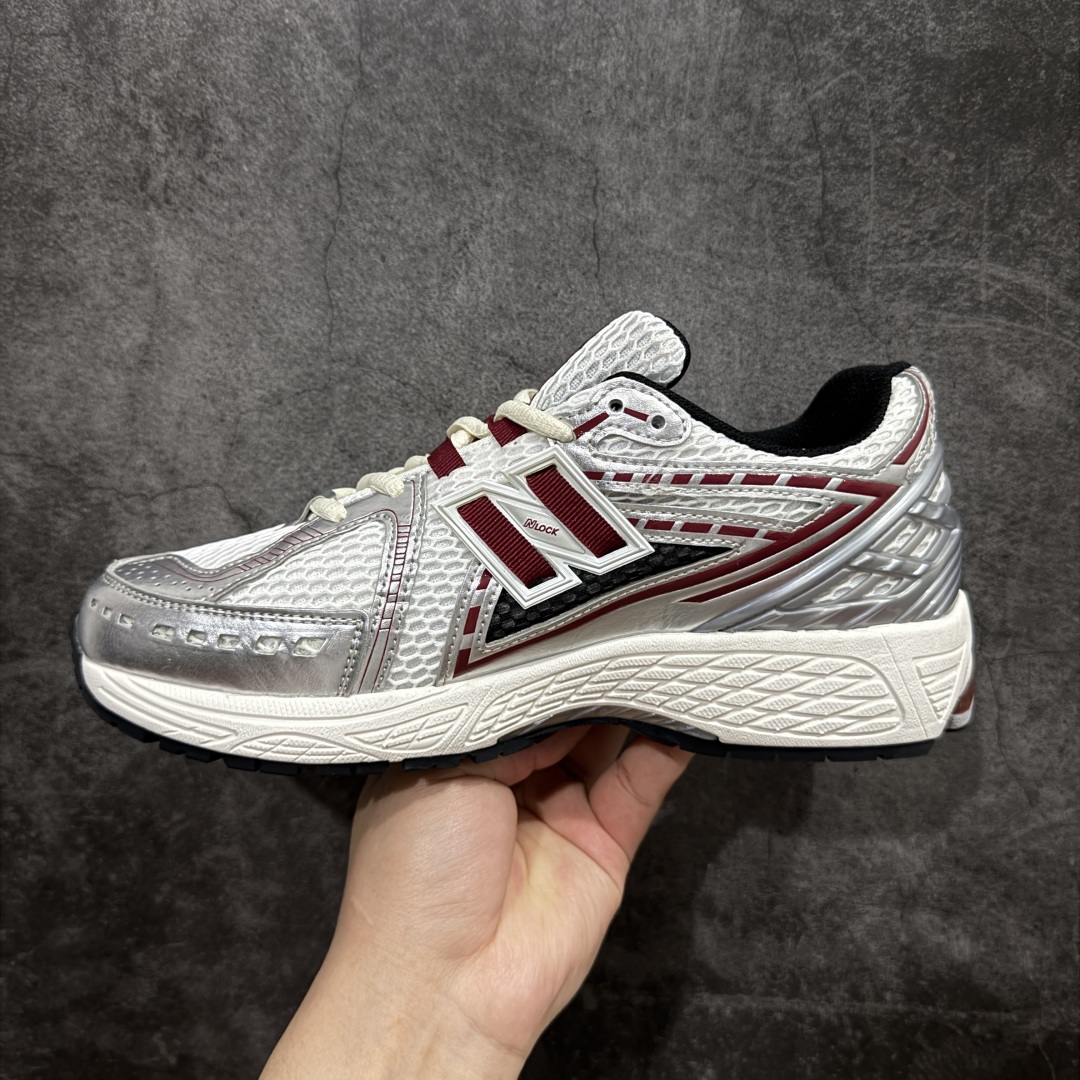 图片[2]-【纯原B版】NB新百伦New Balance M1906R M1906RAP 系列复古老爹风休闲运动慢跑鞋 高度复刻原厂大底 追求极致完美 每一双都是工艺品 采用轻质牛剖革拼接透气网眼衬垫织物鞋面材质 T-Beam大底提供足步弓支撑，保持步态稳定#后跟搭载外露缓震胶 鞋身整体以各种深浅不一的灰色覆盖，鞋头以淡蓝色调装饰，网眼衬垫通过不规律的色块实现做旧的美感，泛黄的鞋底更是进一步增添了复古气息。 尺码：36 37 37.5 38 38.5 39.5 40 40.5 41.5 42 42.5 43 44 45 46.5-选品中心