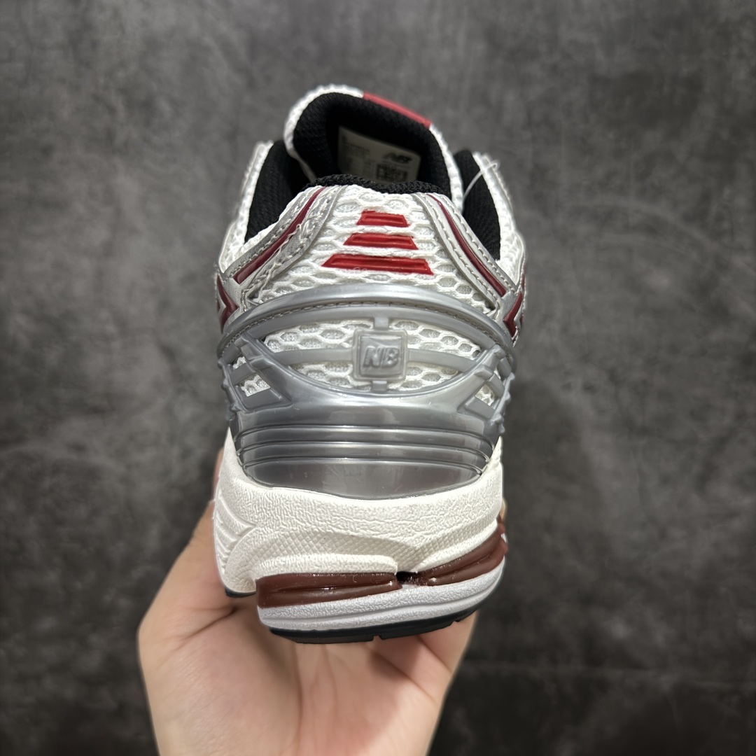 图片[4]-【纯原B版】NB新百伦New Balance M1906R M1906RAP 系列复古老爹风休闲运动慢跑鞋 高度复刻原厂大底 追求极致完美 每一双都是工艺品 采用轻质牛剖革拼接透气网眼衬垫织物鞋面材质 T-Beam大底提供足步弓支撑，保持步态稳定#后跟搭载外露缓震胶 鞋身整体以各种深浅不一的灰色覆盖，鞋头以淡蓝色调装饰，网眼衬垫通过不规律的色块实现做旧的美感，泛黄的鞋底更是进一步增添了复古气息。 尺码：36 37 37.5 38 38.5 39.5 40 40.5 41.5 42 42.5 43 44 45 46.5-选品中心