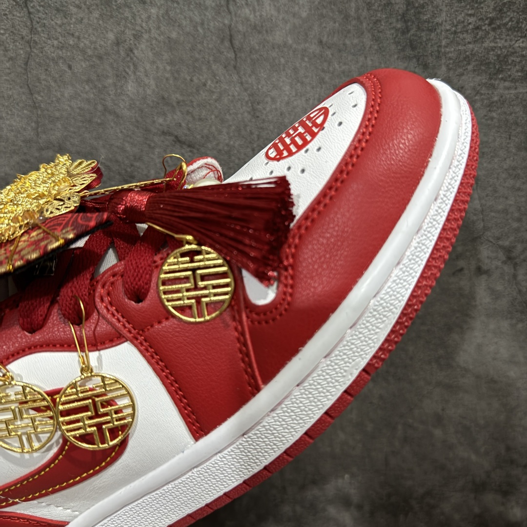图片[6]-【纯原礼盒版本】Air Jordan 1 Low \\\”Wedding\\\”乔丹1代低帮婚鞋龙凤呈祥 货号：553558-607 该定制版球鞋选用原鞋款为Air Jordan 1 Low og 耐磨高帮复古篮球鞋，灵感来自中式婚庆，保留原鞋灰白红基调的基础上，叠加红色丝绒鞋带、增加整体的质感。配饰有双喜金属小挂件，再次呼应主题，呈现出中式婚礼的喜庆、庄重、雅致！鞋面金属挂件及鞋头喜字均可拆卸，同时满足婚庆和日常穿搭需求。本产品所有图片均为实物拍摄，受环境、设备影响会存在微小的色彩差异。定制球鞋均为纯手工定制，满足日常穿戴需求，穿着过程尽量避免剧烈运动和锐物划伤、避免使用高浓度的有机溶剂进行擦洗。 尺码：35.5 36 36.5 37.5 38 38.5 39 40 40.5 41 42 42.5 43 44 44.5 45 46-选品中心
