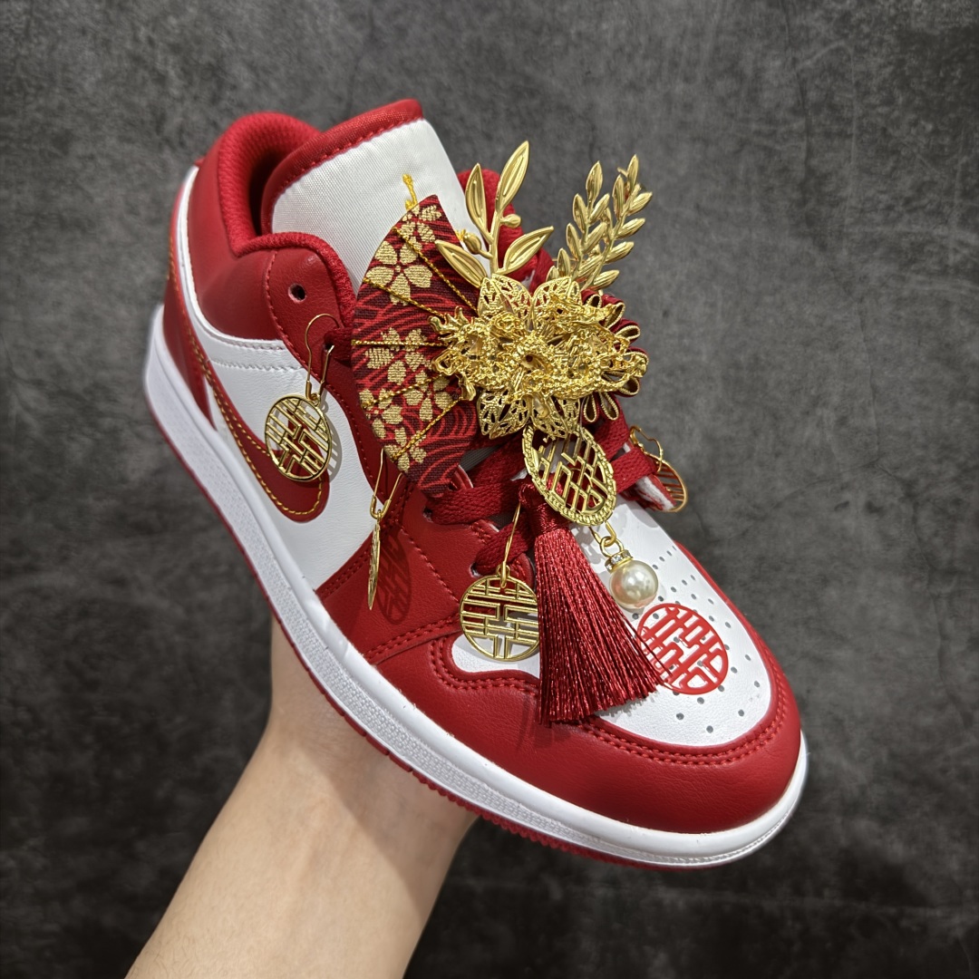 图片[3]-【纯原礼盒版本】Air Jordan 1 Low \\\”Wedding\\\”乔丹1代低帮婚鞋龙凤呈祥 货号：553558-607 该定制版球鞋选用原鞋款为Air Jordan 1 Low og 耐磨高帮复古篮球鞋，灵感来自中式婚庆，保留原鞋灰白红基调的基础上，叠加红色丝绒鞋带、增加整体的质感。配饰有双喜金属小挂件，再次呼应主题，呈现出中式婚礼的喜庆、庄重、雅致！鞋面金属挂件及鞋头喜字均可拆卸，同时满足婚庆和日常穿搭需求。本产品所有图片均为实物拍摄，受环境、设备影响会存在微小的色彩差异。定制球鞋均为纯手工定制，满足日常穿戴需求，穿着过程尽量避免剧烈运动和锐物划伤、避免使用高浓度的有机溶剂进行擦洗。 尺码：35.5 36 36.5 37.5 38 38.5 39 40 40.5 41 42 42.5 43 44 44.5 45 46-选品中心