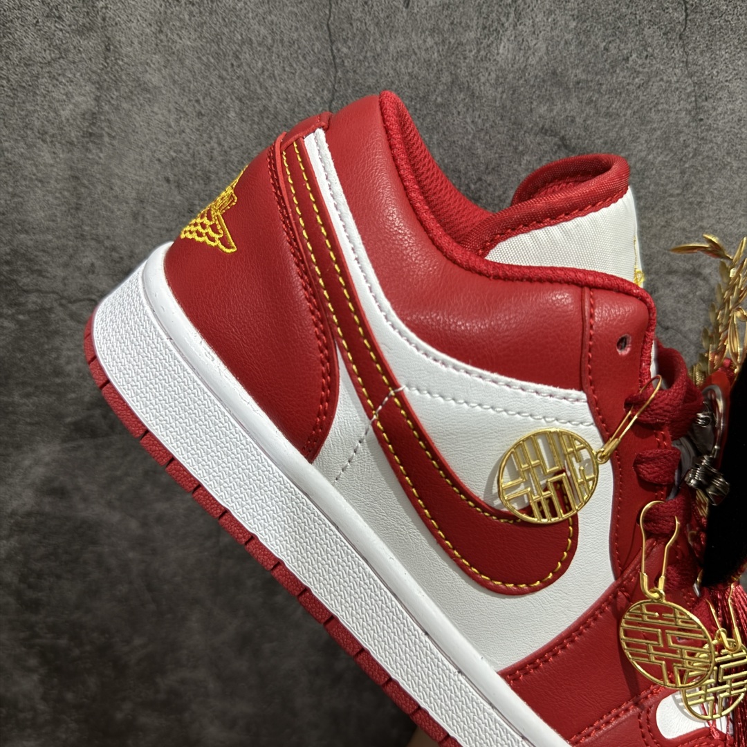图片[7]-【纯原礼盒版本】Air Jordan 1 Low \\\”Wedding\\\”乔丹1代低帮婚鞋龙凤呈祥 货号：553558-607 该定制版球鞋选用原鞋款为Air Jordan 1 Low og 耐磨高帮复古篮球鞋，灵感来自中式婚庆，保留原鞋灰白红基调的基础上，叠加红色丝绒鞋带、增加整体的质感。配饰有双喜金属小挂件，再次呼应主题，呈现出中式婚礼的喜庆、庄重、雅致！鞋面金属挂件及鞋头喜字均可拆卸，同时满足婚庆和日常穿搭需求。本产品所有图片均为实物拍摄，受环境、设备影响会存在微小的色彩差异。定制球鞋均为纯手工定制，满足日常穿戴需求，穿着过程尽量避免剧烈运动和锐物划伤、避免使用高浓度的有机溶剂进行擦洗。 尺码：35.5 36 36.5 37.5 38 38.5 39 40 40.5 41 42 42.5 43 44 44.5 45 46-选品中心