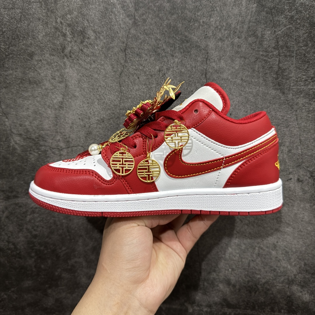 图片[2]-【纯原礼盒版本】Air Jordan 1 Low \\\”Wedding\\\”乔丹1代低帮婚鞋龙凤呈祥 货号：553558-607 该定制版球鞋选用原鞋款为Air Jordan 1 Low og 耐磨高帮复古篮球鞋，灵感来自中式婚庆，保留原鞋灰白红基调的基础上，叠加红色丝绒鞋带、增加整体的质感。配饰有双喜金属小挂件，再次呼应主题，呈现出中式婚礼的喜庆、庄重、雅致！鞋面金属挂件及鞋头喜字均可拆卸，同时满足婚庆和日常穿搭需求。本产品所有图片均为实物拍摄，受环境、设备影响会存在微小的色彩差异。定制球鞋均为纯手工定制，满足日常穿戴需求，穿着过程尽量避免剧烈运动和锐物划伤、避免使用高浓度的有机溶剂进行擦洗。 尺码：35.5 36 36.5 37.5 38 38.5 39 40 40.5 41 42 42.5 43 44 44.5 45 46-选品中心