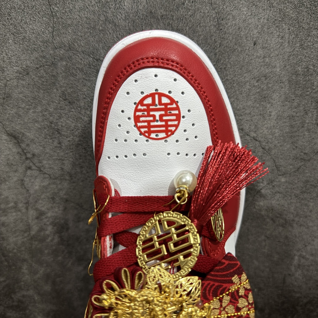 图片[5]-【纯原礼盒版本】Air Jordan 1 Low \\\”Wedding\\\”乔丹1代低帮婚鞋龙凤呈祥 货号：553558-607 该定制版球鞋选用原鞋款为Air Jordan 1 Low og 耐磨高帮复古篮球鞋，灵感来自中式婚庆，保留原鞋灰白红基调的基础上，叠加红色丝绒鞋带、增加整体的质感。配饰有双喜金属小挂件，再次呼应主题，呈现出中式婚礼的喜庆、庄重、雅致！鞋面金属挂件及鞋头喜字均可拆卸，同时满足婚庆和日常穿搭需求。本产品所有图片均为实物拍摄，受环境、设备影响会存在微小的色彩差异。定制球鞋均为纯手工定制，满足日常穿戴需求，穿着过程尽量避免剧烈运动和锐物划伤、避免使用高浓度的有机溶剂进行擦洗。 尺码：35.5 36 36.5 37.5 38 38.5 39 40 40.5 41 42 42.5 43 44 44.5 45 46-选品中心