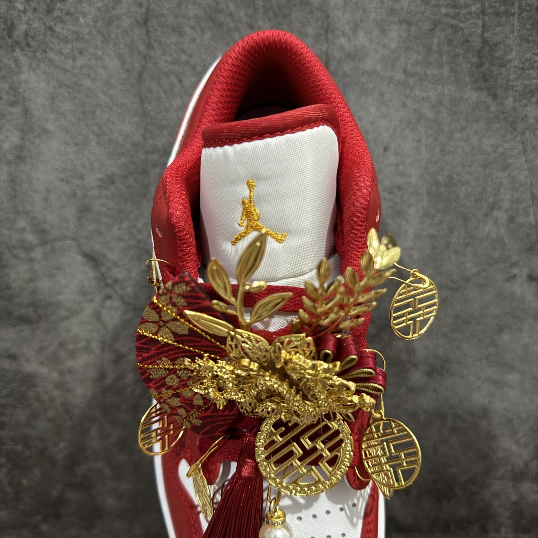 图片[8]-【纯原礼盒版本】Air Jordan 1 Low \\\”Wedding\\\”乔丹1代低帮婚鞋龙凤呈祥 货号：553558-607 该定制版球鞋选用原鞋款为Air Jordan 1 Low og 耐磨高帮复古篮球鞋，灵感来自中式婚庆，保留原鞋灰白红基调的基础上，叠加红色丝绒鞋带、增加整体的质感。配饰有双喜金属小挂件，再次呼应主题，呈现出中式婚礼的喜庆、庄重、雅致！鞋面金属挂件及鞋头喜字均可拆卸，同时满足婚庆和日常穿搭需求。本产品所有图片均为实物拍摄，受环境、设备影响会存在微小的色彩差异。定制球鞋均为纯手工定制，满足日常穿戴需求，穿着过程尽量避免剧烈运动和锐物划伤、避免使用高浓度的有机溶剂进行擦洗。 尺码：35.5 36 36.5 37.5 38 38.5 39 40 40.5 41 42 42.5 43 44 44.5 45 46-选品中心