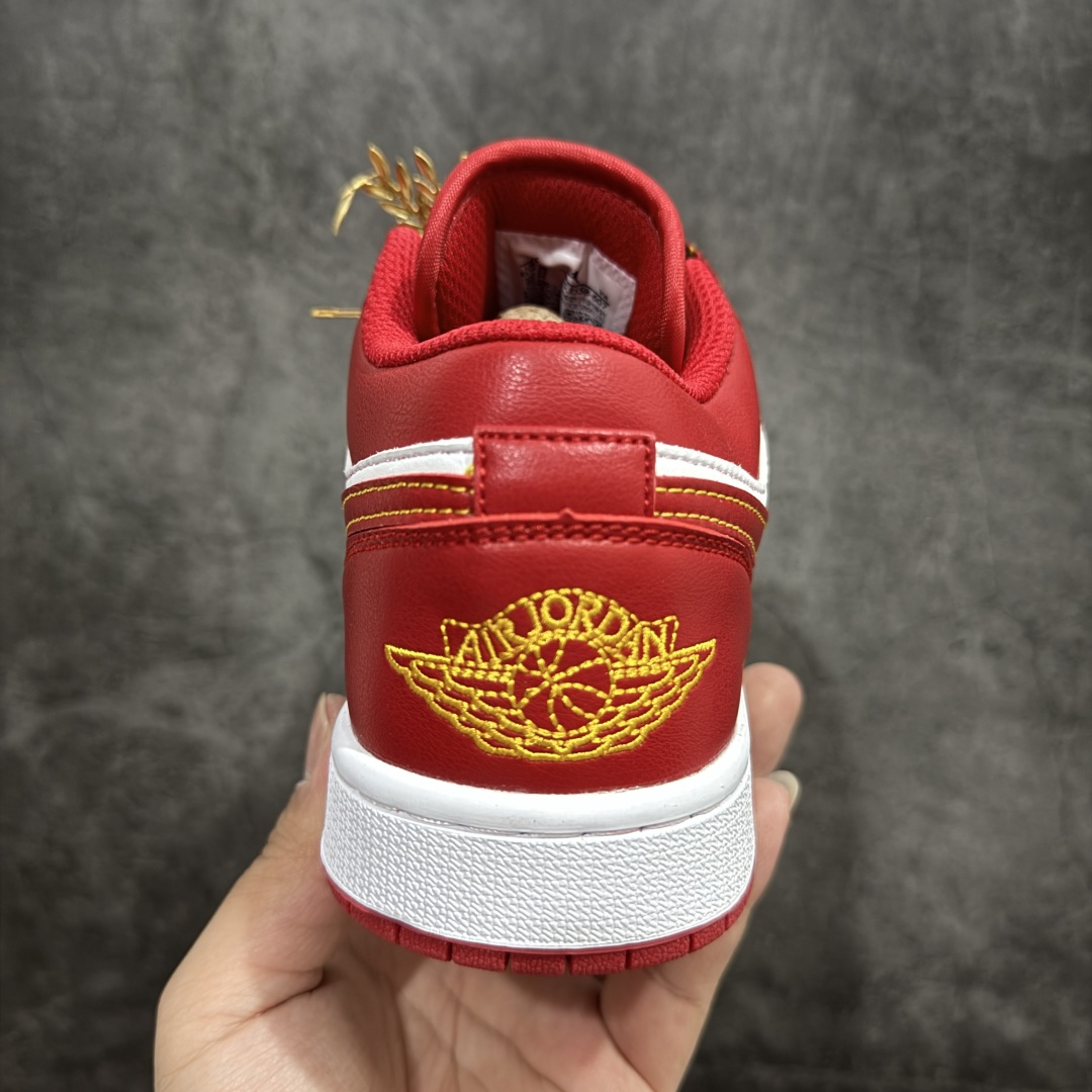 图片[4]-【纯原礼盒版本】Air Jordan 1 Low \\\”Wedding\\\”乔丹1代低帮婚鞋龙凤呈祥 货号：553558-607 该定制版球鞋选用原鞋款为Air Jordan 1 Low og 耐磨高帮复古篮球鞋，灵感来自中式婚庆，保留原鞋灰白红基调的基础上，叠加红色丝绒鞋带、增加整体的质感。配饰有双喜金属小挂件，再次呼应主题，呈现出中式婚礼的喜庆、庄重、雅致！鞋面金属挂件及鞋头喜字均可拆卸，同时满足婚庆和日常穿搭需求。本产品所有图片均为实物拍摄，受环境、设备影响会存在微小的色彩差异。定制球鞋均为纯手工定制，满足日常穿戴需求，穿着过程尽量避免剧烈运动和锐物划伤、避免使用高浓度的有机溶剂进行擦洗。 尺码：35.5 36 36.5 37.5 38 38.5 39 40 40.5 41 42 42.5 43 44 44.5 45 46-选品中心