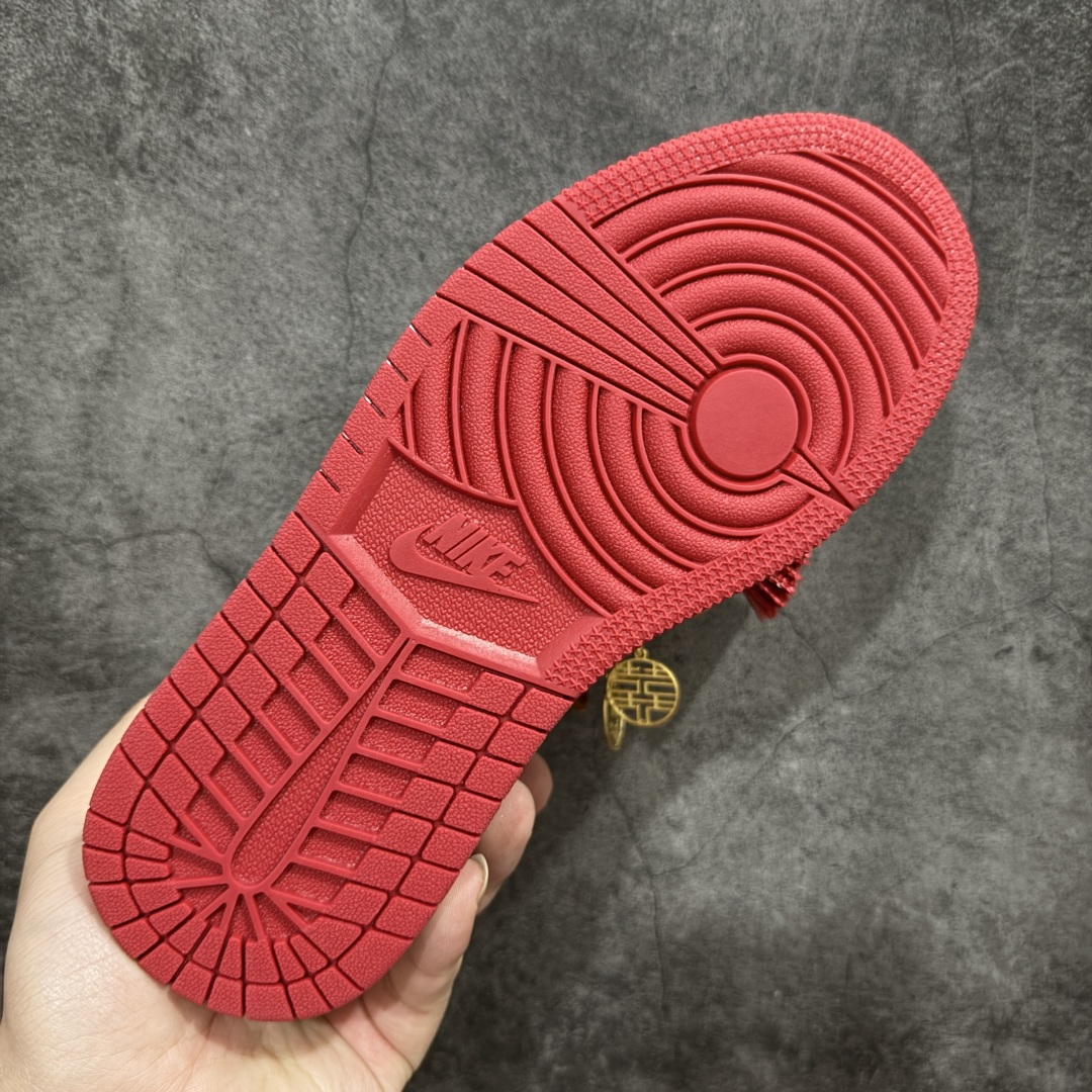 图片[9]-【纯原礼盒版本】Air Jordan 1 Low \\\”Wedding\\\”乔丹1代低帮婚鞋龙凤呈祥 货号：553558-607 该定制版球鞋选用原鞋款为Air Jordan 1 Low og 耐磨高帮复古篮球鞋，灵感来自中式婚庆，保留原鞋灰白红基调的基础上，叠加红色丝绒鞋带、增加整体的质感。配饰有双喜金属小挂件，再次呼应主题，呈现出中式婚礼的喜庆、庄重、雅致！鞋面金属挂件及鞋头喜字均可拆卸，同时满足婚庆和日常穿搭需求。本产品所有图片均为实物拍摄，受环境、设备影响会存在微小的色彩差异。定制球鞋均为纯手工定制，满足日常穿戴需求，穿着过程尽量避免剧烈运动和锐物划伤、避免使用高浓度的有机溶剂进行擦洗。 尺码：35.5 36 36.5 37.5 38 38.5 39 40 40.5 41 42 42.5 43 44 44.5 45 46-选品中心