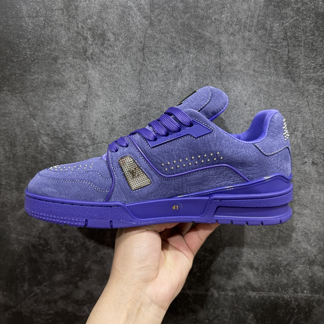 图片[2]-【海淘代购升级版】 现货当天可取 LV Trainer系列高奢运动鞋 新款芯片顶级 潮人必备单品 同步ZP官网空胶工艺 鞋舌、挂饰均镶嵌NFC芯片感应装置 正确胶片断点式设计 中底正确还原原版油印字母比例 1：1原楦格板、楦头、刀磨全新升级！ 独家订制顶级压纹麂皮 原版开模TPU大底 质感原版一致 垫脚聚米微料加透气英伦网布 披靡市场任何版本！细节完美呈现！ 代购指定版本 全新升级最新双盒包装 扫码秒进官网！ 全套包装配件同比原版 尺码： 38-46-选品中心