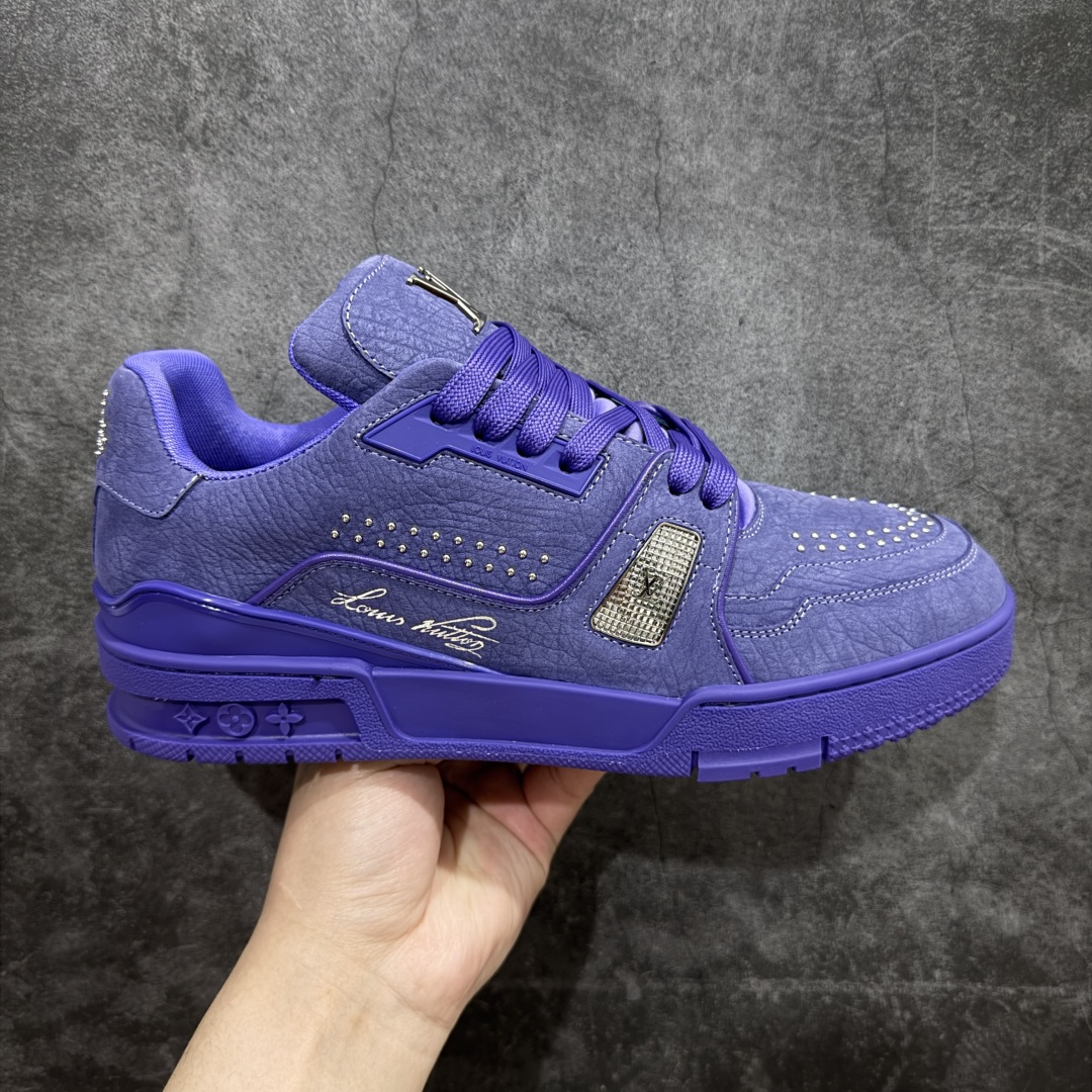 【海淘代购升级版】 现货当天可取 LV Trainer系列高奢运动鞋 新款芯片顶级 潮人必备单品 同步ZP官网空胶工艺 鞋舌、挂饰均镶嵌NFC芯片感应装置 正确胶片断点式设计 中底正确还原原版油印字母比例 1：1原楦格板、楦头、刀磨全新升级！ 独家订制顶级压纹麂皮 原版开模TPU大底 质感原版一致 垫脚聚米微料加透气英伦网布 披靡市场任何版本！细节完美呈现！ 代购指定版本 全新升级最新双盒包装 扫码秒进官网！ 全套包装配件同比原版 尺码： 38-46-选品中心