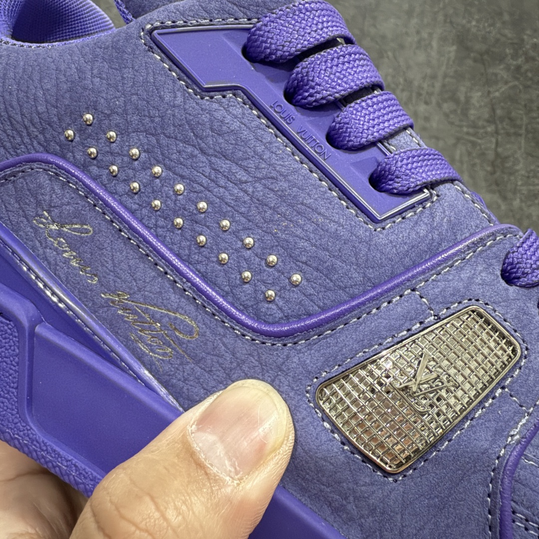 图片[4]-【海淘代购升级版】 现货当天可取 LV Trainer系列高奢运动鞋 新款芯片顶级 潮人必备单品 同步ZP官网空胶工艺 鞋舌、挂饰均镶嵌NFC芯片感应装置 正确胶片断点式设计 中底正确还原原版油印字母比例 1：1原楦格板、楦头、刀磨全新升级！ 独家订制顶级压纹麂皮 原版开模TPU大底 质感原版一致 垫脚聚米微料加透气英伦网布 披靡市场任何版本！细节完美呈现！ 代购指定版本 全新升级最新双盒包装 扫码秒进官网！ 全套包装配件同比原版 尺码： 38-46-选品中心