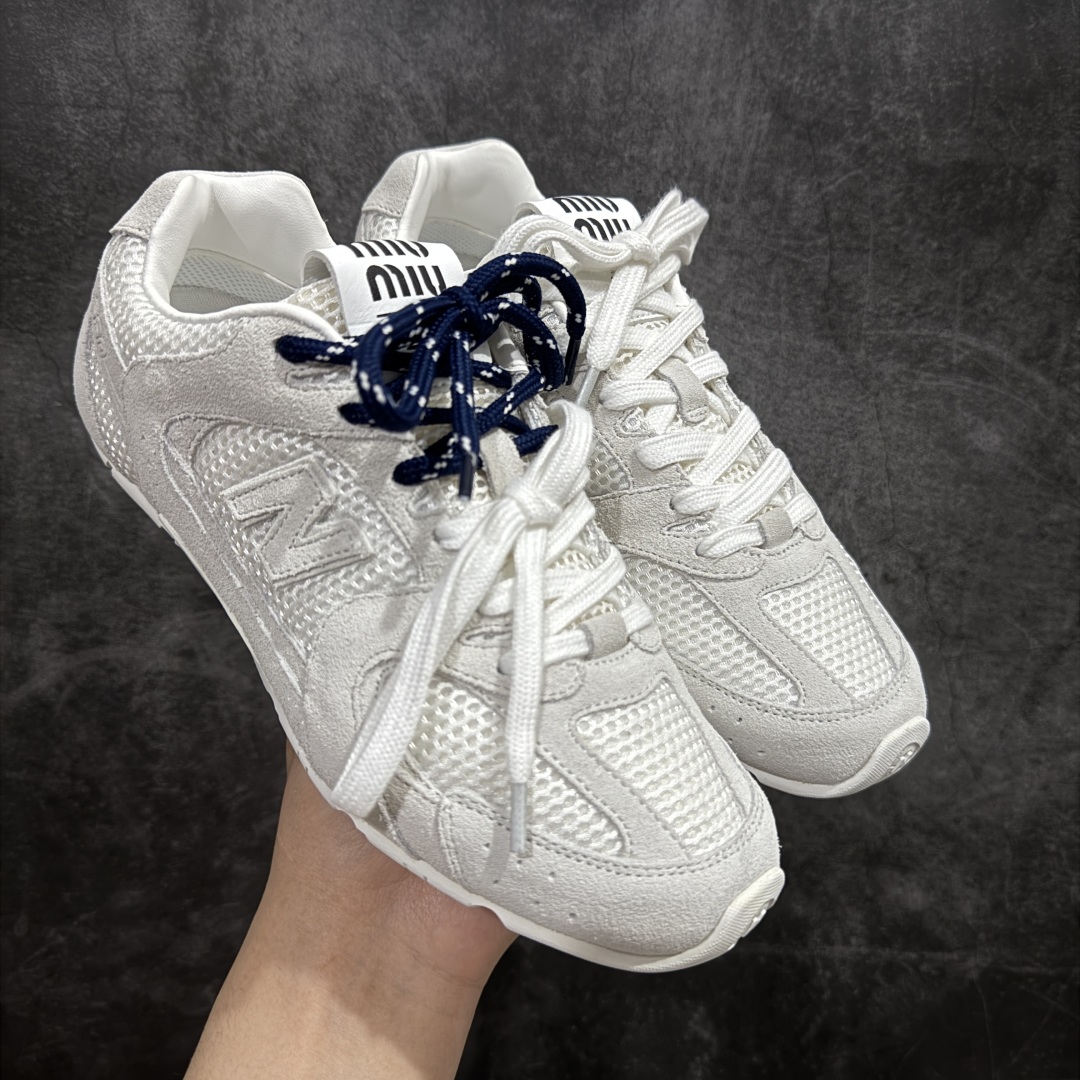 【LW纯原礼盒版】Miumiu x New Balance NB530 新百伦缪缪联名款复古运动鞋 全套原楦原纸板原厂数据开发 原厂三文治网纱 原装进口羊皮加羊反绒正确绒感卡色 正确中底拉帮中底纸板满印细节 冲裁组合 匠心打造 耗时两个月开发完成 工艺极其复杂难度可想而知 新开独立私模大底 全网唯一正确私模大底 高端零售专供产物 尺码:35 36 37 38 39 40 41 42 43 44 45-选品中心