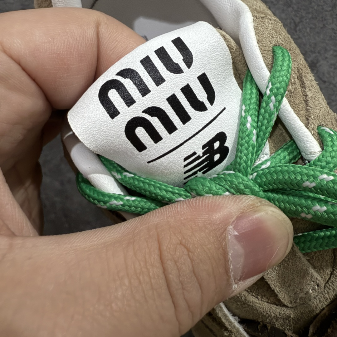 图片[6]-【LW纯原礼盒版】Miumiu x New Balance NB530 新百伦缪缪联名款复古运动鞋 全套原楦原纸板原厂数据开发 原厂三文治网纱 原装进口羊皮加羊反绒正确绒感卡色 正确中底拉帮中底纸板满印细节 冲裁组合 匠心打造 耗时两个月开发完成 工艺极其复杂难度可想而知 新开独立私模大底 全网唯一正确私模大底 高端零售专供产物 尺码：35 36 37 38 39 40 41 42 43 44 45-选品中心