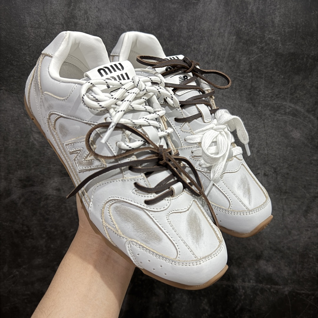 【LW纯原礼盒版】Miumiu x New Balance NB530 新百伦缪缪联名款复古运动鞋 全套原楦原纸板原厂数据开发 原厂三文治网纱 原装进口羊皮加羊反绒正确绒感卡色 正确中底拉帮中底纸板满印细节 冲裁组合 匠心打造 耗时两个月开发完成 工艺极其复杂难度可想而知 新开独立私模大底 全网唯一正确私模大底 高端零售专供产物 尺码:35 36 37 38 39 40 41 42 43 44 45-选品中心