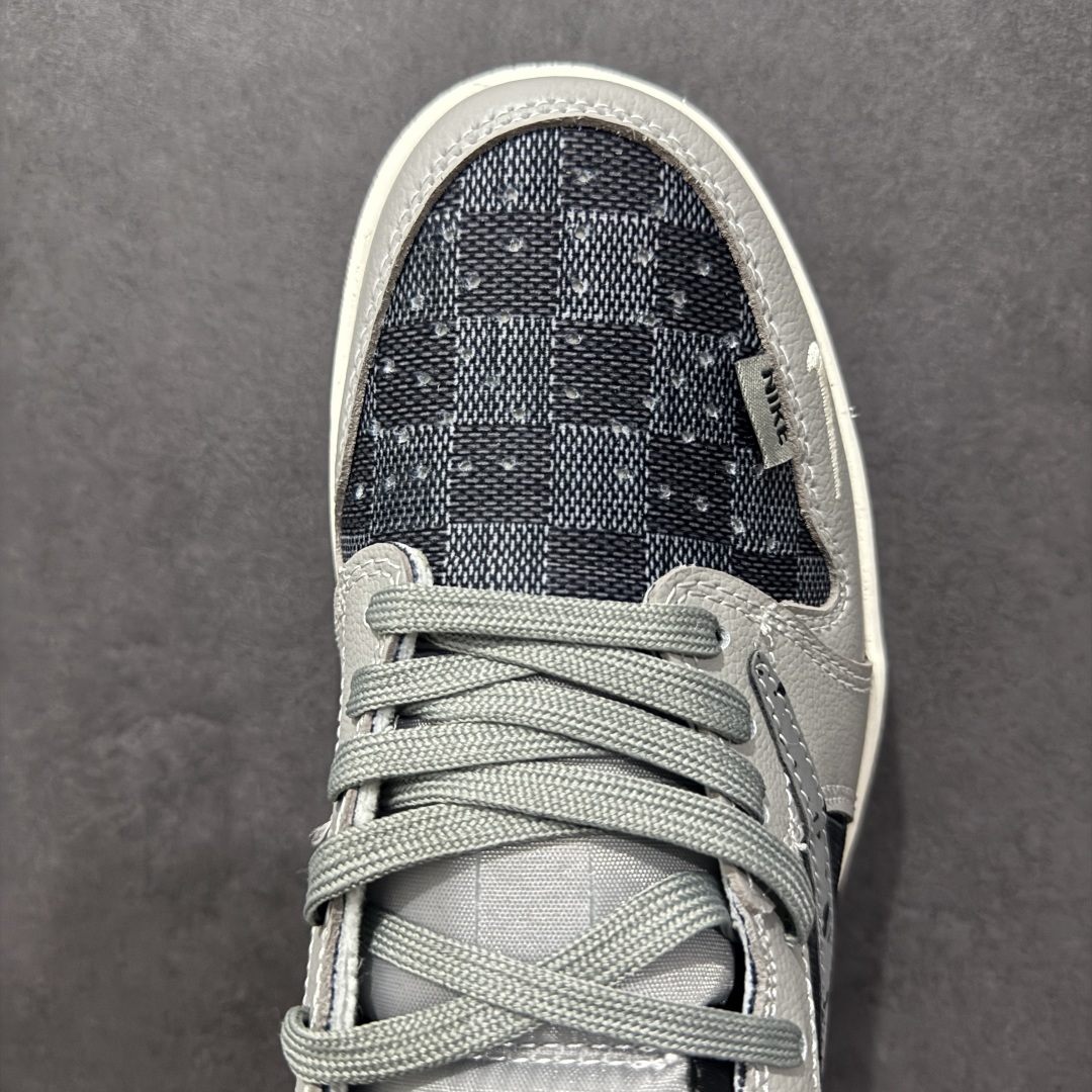 图片[8]-【定制版】Travis Scott x Fragment Design x Air Jordan 1 Low OG SP AJ1 乔1 迪奥联名 灰方格 低帮文化休闲板鞋  #多方联名合作融合了Travis Scott 独特的音乐风格，藤原浩个性的设计风格以及Jordan品牌的经典元素 使其成为一双具有独特身份和价值的鞋子 清新而立体的外观加上联名标识更突出了其独特身份 这种配色方案显示出活力和时尚感 在视觉上引人注目 鞋身的质感和细腻的细节处理使其显得高端而格调十足 这款“倒钩”联名是设计与创意完美结合 融合多方的个性风格是一款备受瞩目的潮流鞋款  货号：XS2024-003 尺码：36 36.5 37.5 38 38.5 39 40 40.5 41 42 42.5 43 44 44.5 45-选品中心