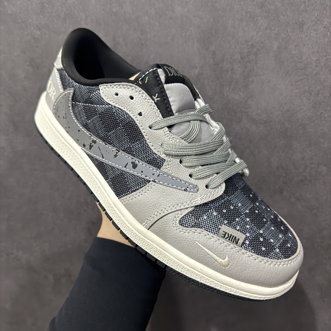 图片[3]-【定制版】Travis Scott x Fragment Design x Air Jordan 1 Low OG SP AJ1 乔1 迪奥联名 灰方格 低帮文化休闲板鞋  #多方联名合作融合了Travis Scott 独特的音乐风格，藤原浩个性的设计风格以及Jordan品牌的经典元素 使其成为一双具有独特身份和价值的鞋子 清新而立体的外观加上联名标识更突出了其独特身份 这种配色方案显示出活力和时尚感 在视觉上引人注目 鞋身的质感和细腻的细节处理使其显得高端而格调十足 这款“倒钩”联名是设计与创意完美结合 融合多方的个性风格是一款备受瞩目的潮流鞋款  货号：XS2024-003 尺码：36 36.5 37.5 38 38.5 39 40 40.5 41 42 42.5 43 44 44.5 45-选品中心