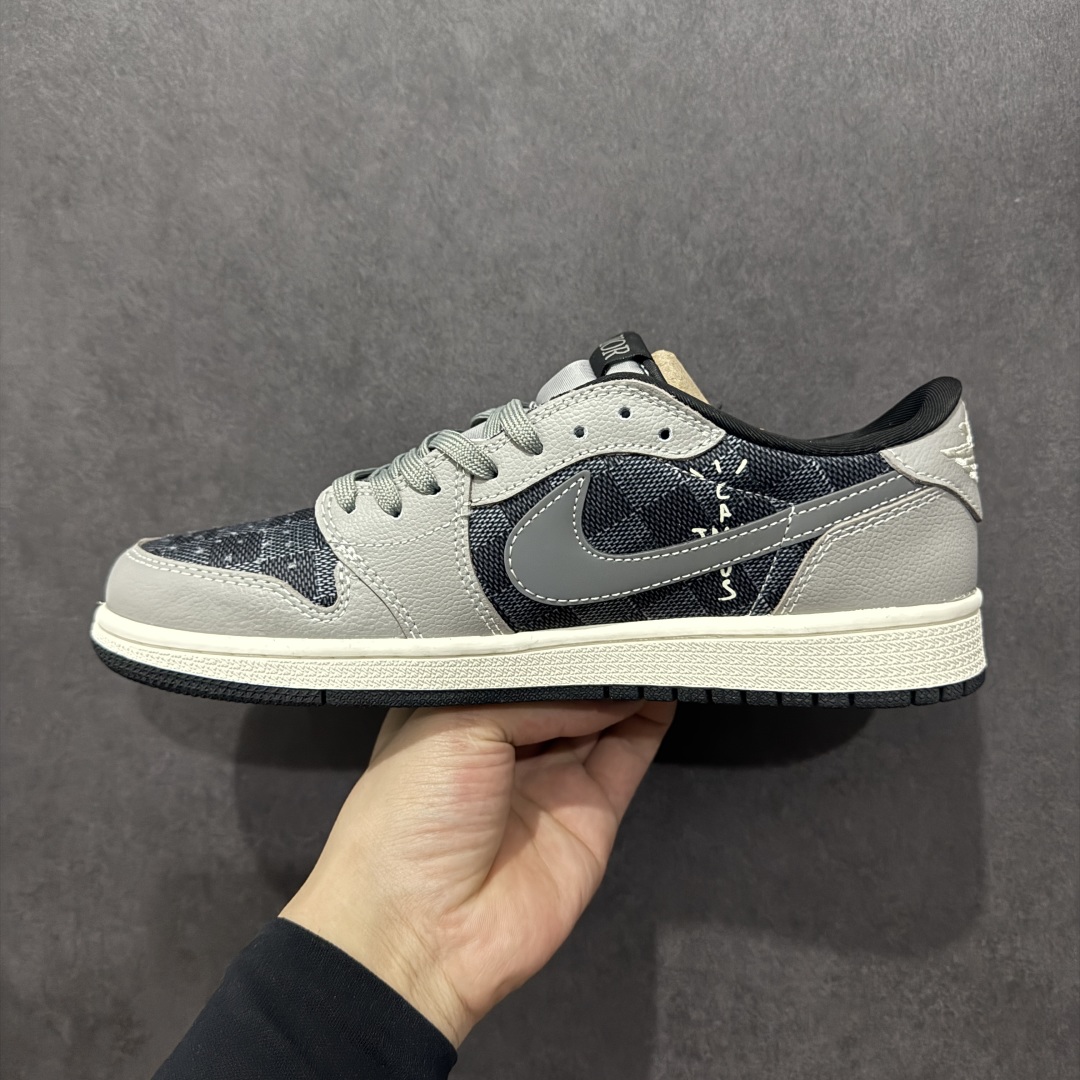 图片[2]-【定制版】Travis Scott x Fragment Design x Air Jordan 1 Low OG SP AJ1 乔1 迪奥联名 灰方格 低帮文化休闲板鞋  #多方联名合作融合了Travis Scott 独特的音乐风格，藤原浩个性的设计风格以及Jordan品牌的经典元素 使其成为一双具有独特身份和价值的鞋子 清新而立体的外观加上联名标识更突出了其独特身份 这种配色方案显示出活力和时尚感 在视觉上引人注目 鞋身的质感和细腻的细节处理使其显得高端而格调十足 这款“倒钩”联名是设计与创意完美结合 融合多方的个性风格是一款备受瞩目的潮流鞋款  货号：XS2024-003 尺码：36 36.5 37.5 38 38.5 39 40 40.5 41 42 42.5 43 44 44.5 45-选品中心