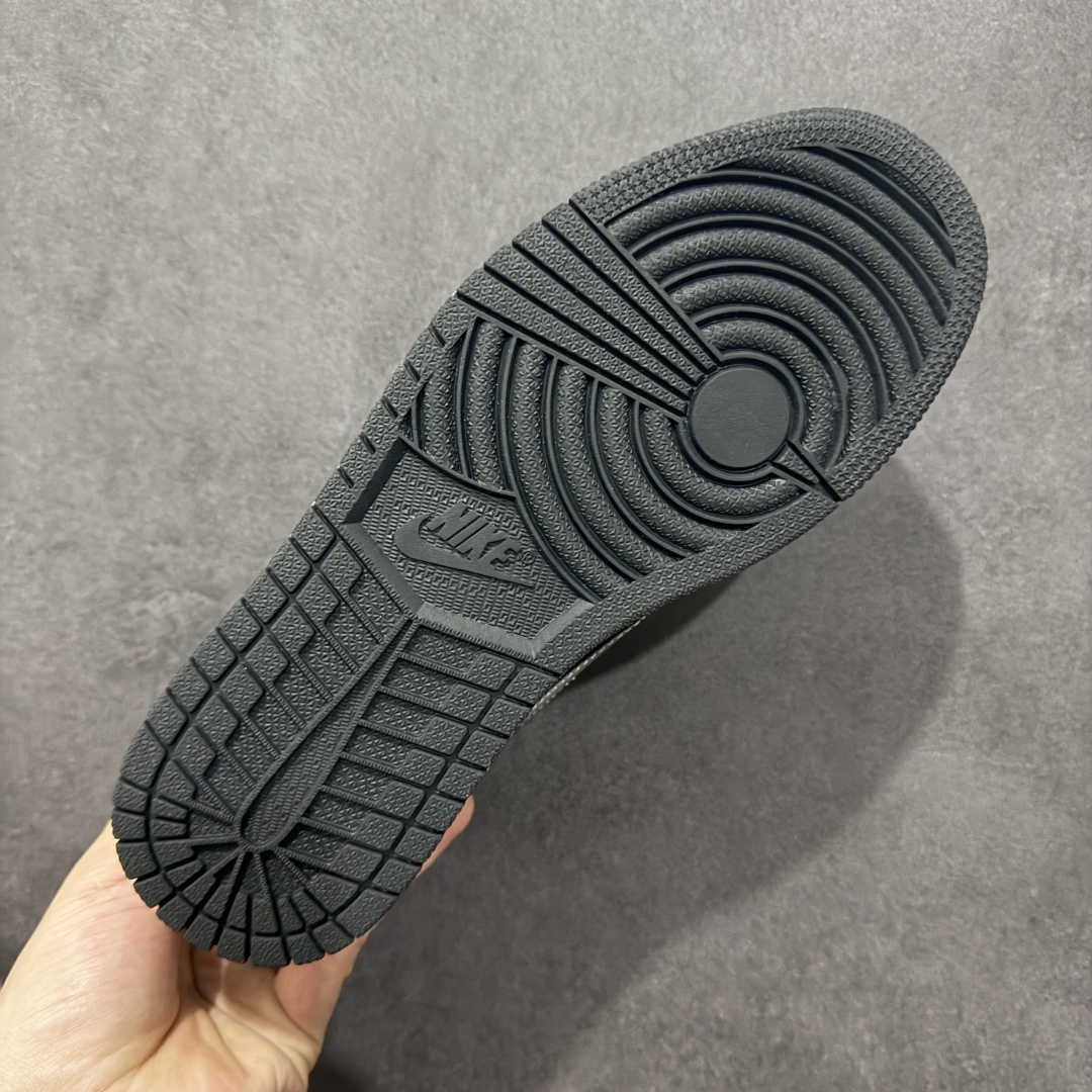 图片[9]-【定制版】Travis Scott x Fragment Design x Air Jordan 1 Low OG SP AJ1 乔1 迪奥联名 灰方格 低帮文化休闲板鞋  #多方联名合作融合了Travis Scott 独特的音乐风格，藤原浩个性的设计风格以及Jordan品牌的经典元素 使其成为一双具有独特身份和价值的鞋子 清新而立体的外观加上联名标识更突出了其独特身份 这种配色方案显示出活力和时尚感 在视觉上引人注目 鞋身的质感和细腻的细节处理使其显得高端而格调十足 这款“倒钩”联名是设计与创意完美结合 融合多方的个性风格是一款备受瞩目的潮流鞋款  货号：XS2024-003 尺码：36 36.5 37.5 38 38.5 39 40 40.5 41 42 42.5 43 44 44.5 45-选品中心
