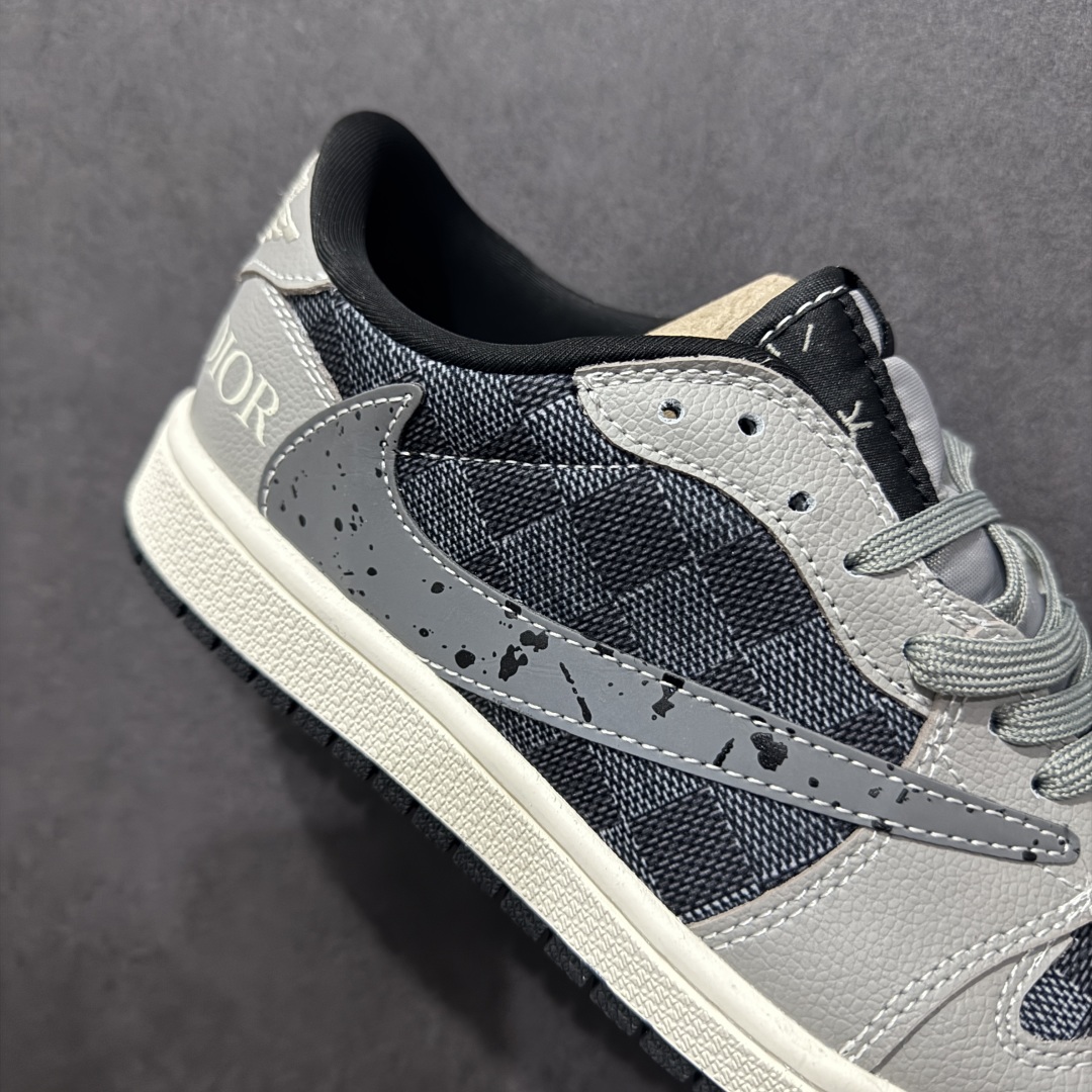 图片[6]-【定制版】Travis Scott x Fragment Design x Air Jordan 1 Low OG SP AJ1 乔1 迪奥联名 灰方格 低帮文化休闲板鞋  #多方联名合作融合了Travis Scott 独特的音乐风格，藤原浩个性的设计风格以及Jordan品牌的经典元素 使其成为一双具有独特身份和价值的鞋子 清新而立体的外观加上联名标识更突出了其独特身份 这种配色方案显示出活力和时尚感 在视觉上引人注目 鞋身的质感和细腻的细节处理使其显得高端而格调十足 这款“倒钩”联名是设计与创意完美结合 融合多方的个性风格是一款备受瞩目的潮流鞋款  货号：XS2024-003 尺码：36 36.5 37.5 38 38.5 39 40 40.5 41 42 42.5 43 44 44.5 45-选品中心