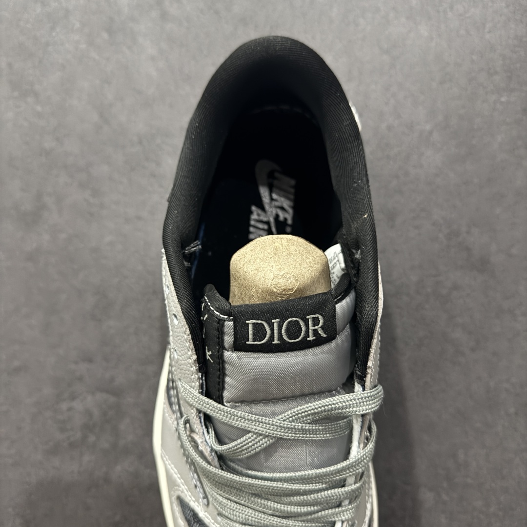 图片[7]-【定制版】Travis Scott x Fragment Design x Air Jordan 1 Low OG SP AJ1 乔1 迪奥联名 灰方格 低帮文化休闲板鞋  #多方联名合作融合了Travis Scott 独特的音乐风格，藤原浩个性的设计风格以及Jordan品牌的经典元素 使其成为一双具有独特身份和价值的鞋子 清新而立体的外观加上联名标识更突出了其独特身份 这种配色方案显示出活力和时尚感 在视觉上引人注目 鞋身的质感和细腻的细节处理使其显得高端而格调十足 这款“倒钩”联名是设计与创意完美结合 融合多方的个性风格是一款备受瞩目的潮流鞋款  货号：XS2024-003 尺码：36 36.5 37.5 38 38.5 39 40 40.5 41 42 42.5 43 44 44.5 45-选品中心