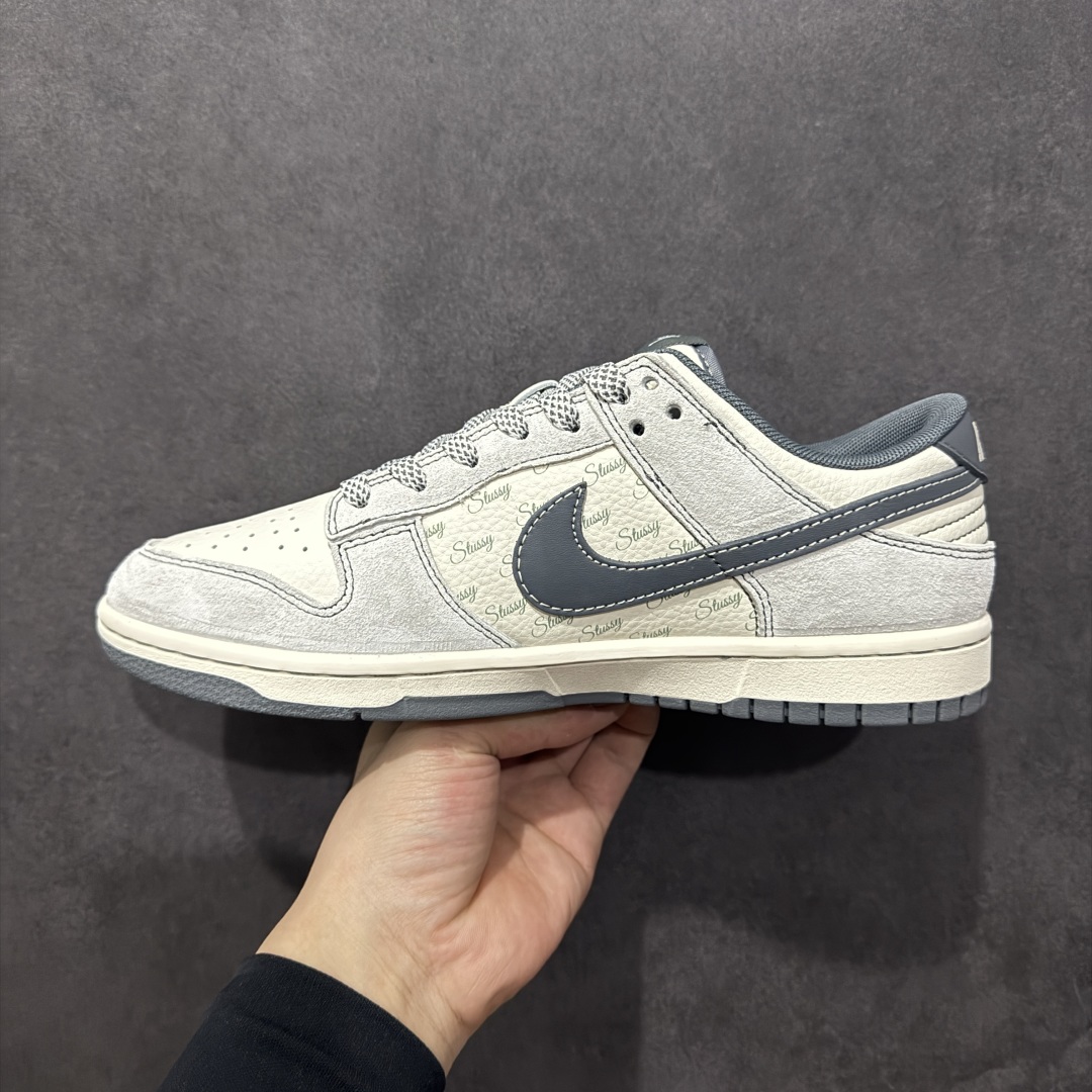 图片[2]-【定制版】Nk SB Dunk Low 斯图西系列 猪八灰勾 周年高端定制 低帮休闲板鞋  #定制鞋盒 大厂纯原品质出货 超高清洁度 皮料切割干净无任何毛边 细节完美   货号：YX5066-219 尺码：36 36.5 37.5 38 38.5 39 40 40.5 41 42 42.5 43 44 44.5 45-选品中心
