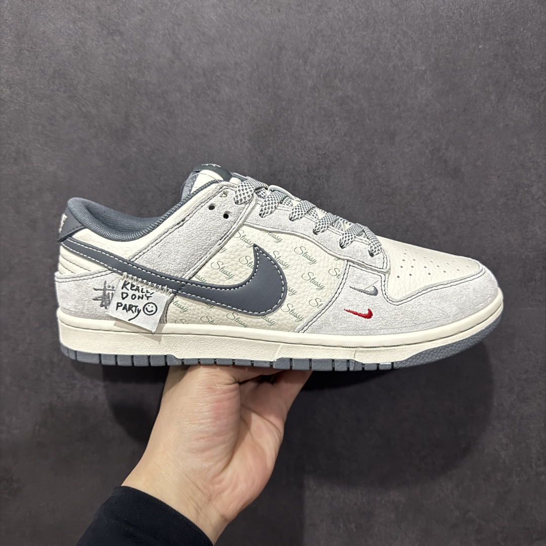 【定制版】Nk SB Dunk Low 斯图西系列 猪八灰勾 周年高端定制 低帮休闲板鞋  #定制鞋盒 大厂纯原品质出货 超高清洁度 皮料切割干净无任何毛边 细节完美   货号:YX5066-219 尺码:36 36.5 37.5 38 38.5 39 40 40.5 41 42 42.5 43 44 44.5 45-选品中心
