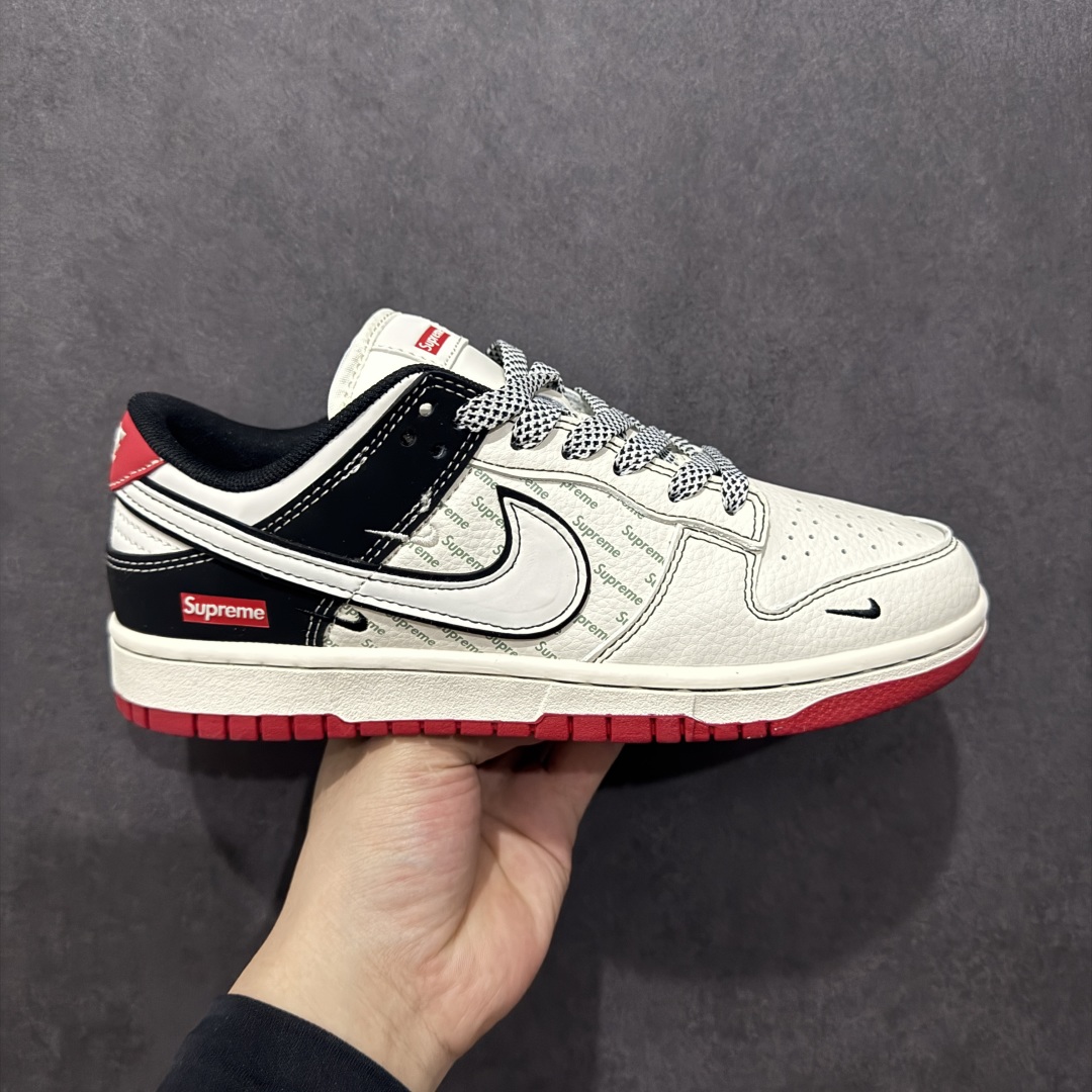 【定制版】Nike SB Dunk Low x Supreme 白黑红三小钩满天星 纯原大厂出品 极力推荐👏 原装头层材料 独家版型蒸餾加工 帶來的是更好的视觉和脚感体验 大厂纯原品质出货 清洁度 电绣工艺 皮料切割干净无任何毛边 细节完美 货号:XS6089 504 尺码:36 36.5 37.5 38 38.5 39 40 40.5 41 42 42.5 43 44 44.5 45-选品中心