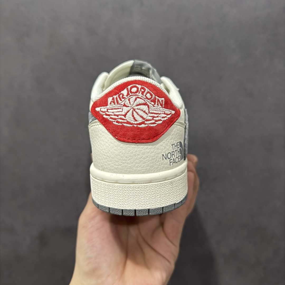 图片[4]-【定制版】Travis Scott x Nike Air Jordan 1 Low x The North Face Air Jordan 1 Low 反转白灰红小钩翻毛倒钩 全鞋采用原装头层皮，用料扎实 精雕细琢 鞋型极致还原 飞翼3D打印改良 深度立体 四线中底拉帮皮料选材 钢印 背胶一应俱全 全新批次 原装原模大底全鞋原厂定制皮料，手感细腻正确折边工艺 完美细节诠释 货号：FC1688 212 尺码：36 36.5 37.5 38 38.5 39 40 40.5 41 42 42.5 43 44 44.5 45-选品中心
