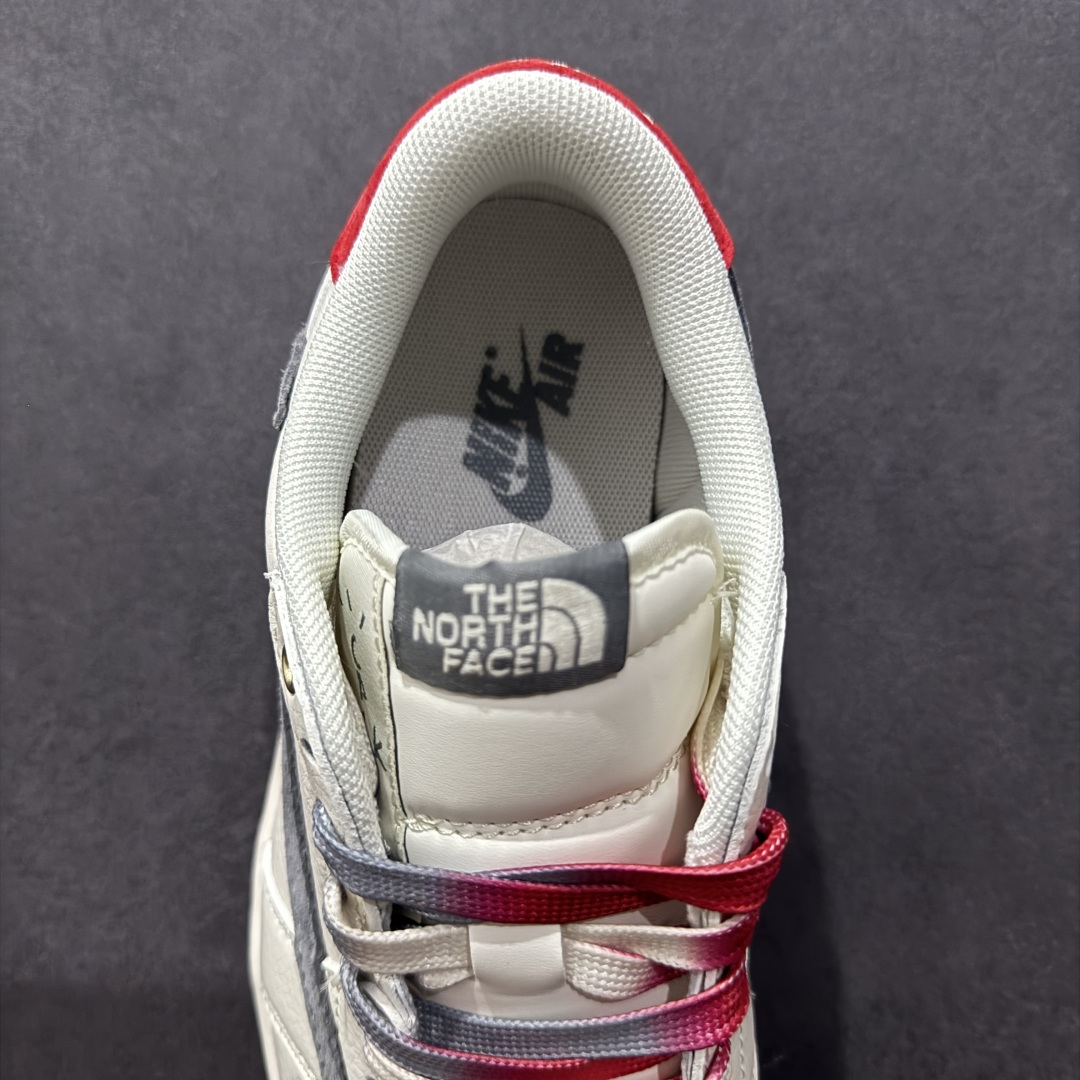 图片[7]-【定制版】Travis Scott x Nike Air Jordan 1 Low x The North Face Air Jordan 1 Low 反转白灰红小钩翻毛倒钩 全鞋采用原装头层皮，用料扎实 精雕细琢 鞋型极致还原 飞翼3D打印改良 深度立体 四线中底拉帮皮料选材 钢印 背胶一应俱全 全新批次 原装原模大底全鞋原厂定制皮料，手感细腻正确折边工艺 完美细节诠释 货号：FC1688 212 尺码：36 36.5 37.5 38 38.5 39 40 40.5 41 42 42.5 43 44 44.5 45-选品中心