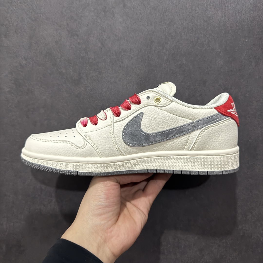 图片[2]-【定制版】Travis Scott x Nike Air Jordan 1 Low x The North Face Air Jordan 1 Low 反转白灰红小钩翻毛倒钩 全鞋采用原装头层皮，用料扎实 精雕细琢 鞋型极致还原 飞翼3D打印改良 深度立体 四线中底拉帮皮料选材 钢印 背胶一应俱全 全新批次 原装原模大底全鞋原厂定制皮料，手感细腻正确折边工艺 完美细节诠释 货号：FC1688 212 尺码：36 36.5 37.5 38 38.5 39 40 40.5 41 42 42.5 43 44 44.5 45-选品中心
