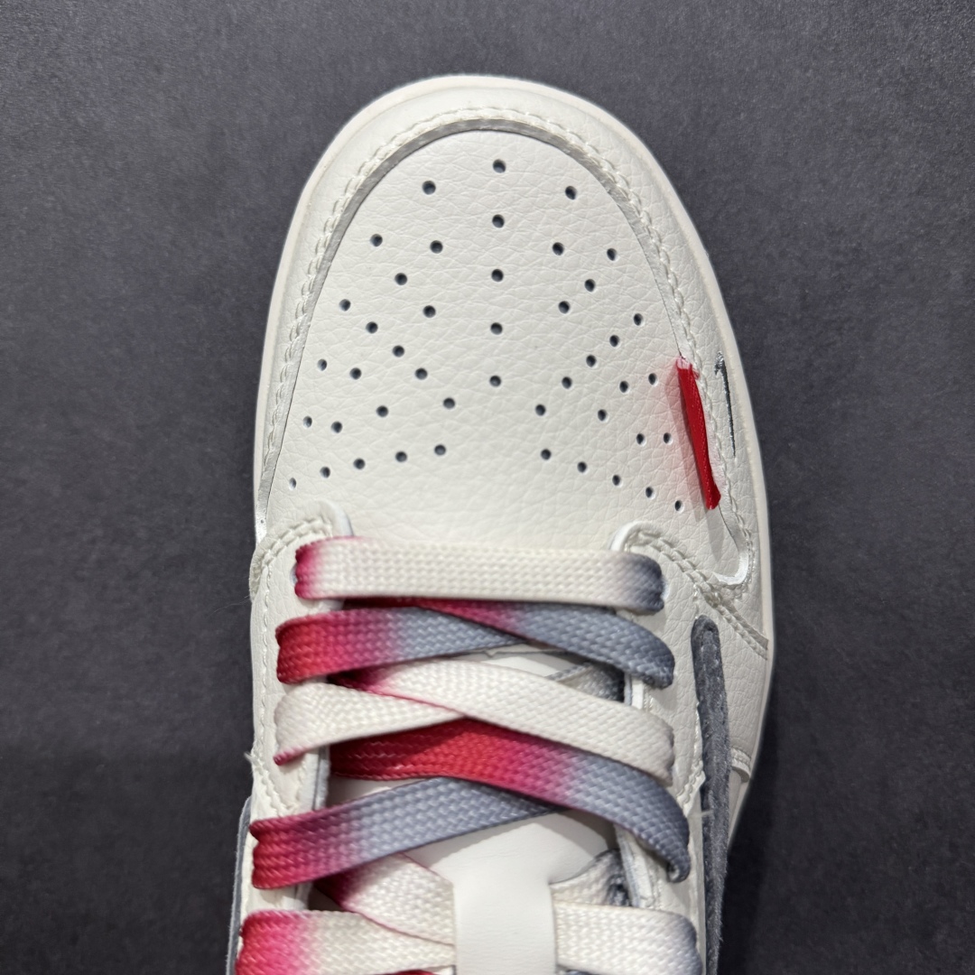 图片[8]-【定制版】Travis Scott x Nike Air Jordan 1 Low x The North Face Air Jordan 1 Low 反转白灰红小钩翻毛倒钩 全鞋采用原装头层皮，用料扎实 精雕细琢 鞋型极致还原 飞翼3D打印改良 深度立体 四线中底拉帮皮料选材 钢印 背胶一应俱全 全新批次 原装原模大底全鞋原厂定制皮料，手感细腻正确折边工艺 完美细节诠释 货号：FC1688 212 尺码：36 36.5 37.5 38 38.5 39 40 40.5 41 42 42.5 43 44 44.5 45-选品中心