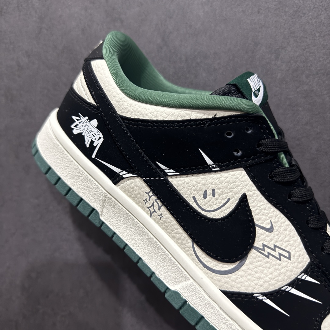 图片[6]-【定制版】Nk SB Dunk Low 斯图西系列 涂鸦黑勾 周年高端定制 低帮休闲板鞋  #定制鞋盒 大厂纯原品质出货 超高清洁度 皮料切割干净无任何毛边 细节完美   货号：KK1333-035 尺码：36 36.5 37.5 38 38.5 39 40 40.5 41 42 42.5 43 44 44.5 45-选品中心