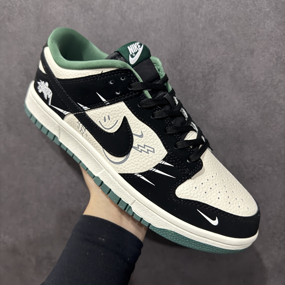 图片[3]-【定制版】Nk SB Dunk Low 斯图西系列 涂鸦黑勾 周年高端定制 低帮休闲板鞋  #定制鞋盒 大厂纯原品质出货 超高清洁度 皮料切割干净无任何毛边 细节完美   货号：KK1333-035 尺码：36 36.5 37.5 38 38.5 39 40 40.5 41 42 42.5 43 44 44.5 45-选品中心