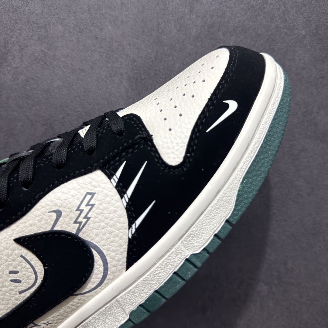 图片[5]-【定制版】Nk SB Dunk Low 斯图西系列 涂鸦黑勾 周年高端定制 低帮休闲板鞋  #定制鞋盒 大厂纯原品质出货 超高清洁度 皮料切割干净无任何毛边 细节完美   货号：KK1333-035 尺码：36 36.5 37.5 38 38.5 39 40 40.5 41 42 42.5 43 44 44.5 45-选品中心