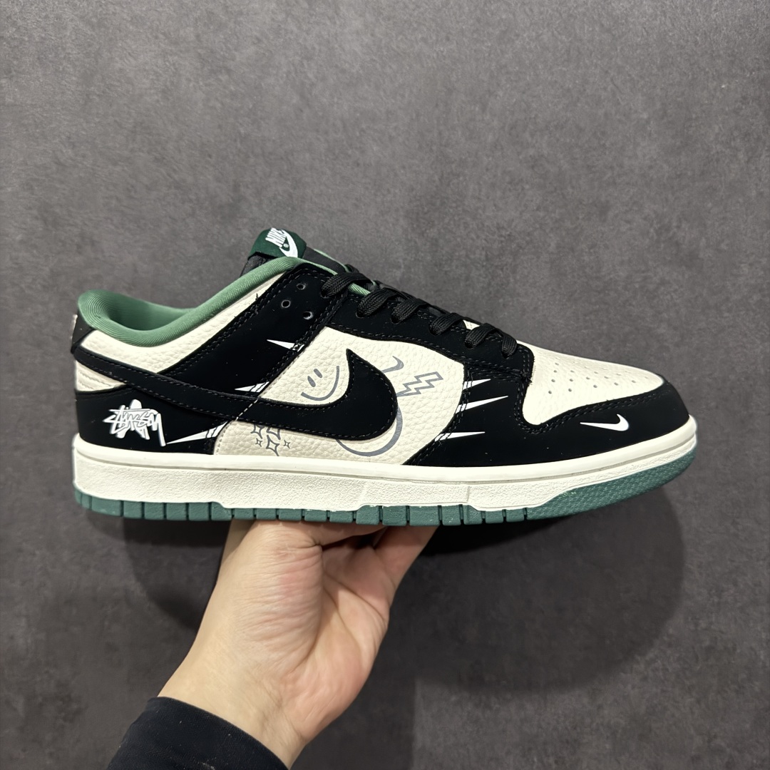 【定制版】Nk SB Dunk Low 斯图西系列 涂鸦黑勾 周年高端定制 低帮休闲板鞋  #定制鞋盒 大厂纯原品质出货 超高清洁度 皮料切割干净无任何毛边 细节完美   货号：KK1333-035 尺码：36 36.5 37.5 38 38.5 39 40 40.5 41 42 42.5 43 44 44.5 45-选品中心