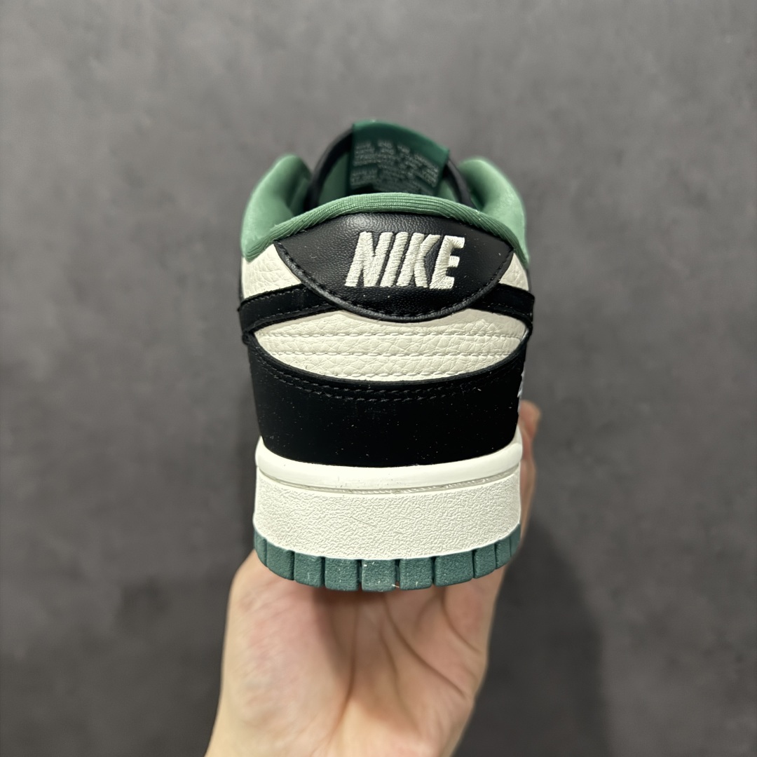 图片[4]-【定制版】Nk SB Dunk Low 斯图西系列 涂鸦黑勾 周年高端定制 低帮休闲板鞋  #定制鞋盒 大厂纯原品质出货 超高清洁度 皮料切割干净无任何毛边 细节完美   货号：KK1333-035 尺码：36 36.5 37.5 38 38.5 39 40 40.5 41 42 42.5 43 44 44.5 45-选品中心