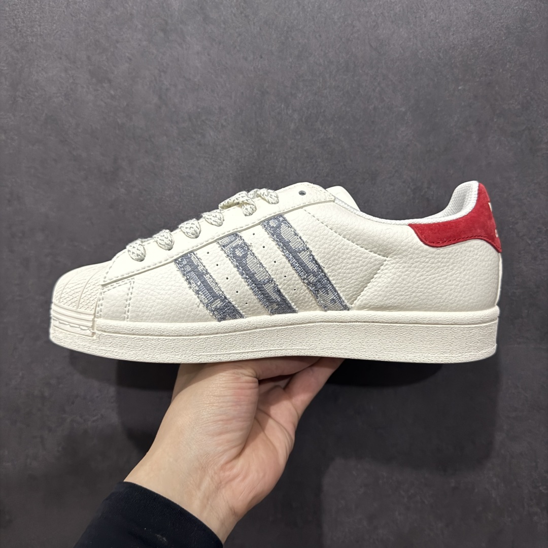 图片[2]-【定制版】AD Originals Superstar x DIOR 白灰红 采用全新头层拼接皮革材质 后跟采用特色3D立体印字 渠道正品订单 诠释市场最高工艺水平 全鞋进口头层皮料打造 区别市面普通真标版本，进出专柜无压力 货号：BZ2506 尺码：36-45-选品中心