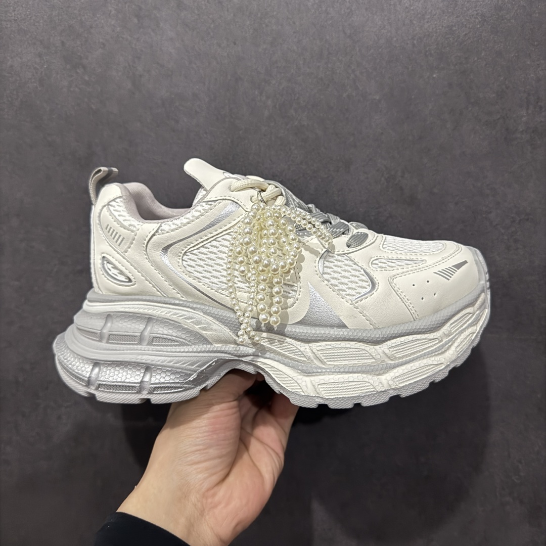 【广东纯原版本】GG-CC Chunky Low白鹿同款独星球 2024新款GGCC低帮复古厚底增高老爹鞋 时髦look轻松定格 不费力展现率性氛围 原版正确大底 高档银盒 酷帅机能风不规则设计大底 8CM 增高厚底 大长腿既视感轻松拿捏 货号:G24X9833 尺码:35 36 37 38 39 40-选品中心
