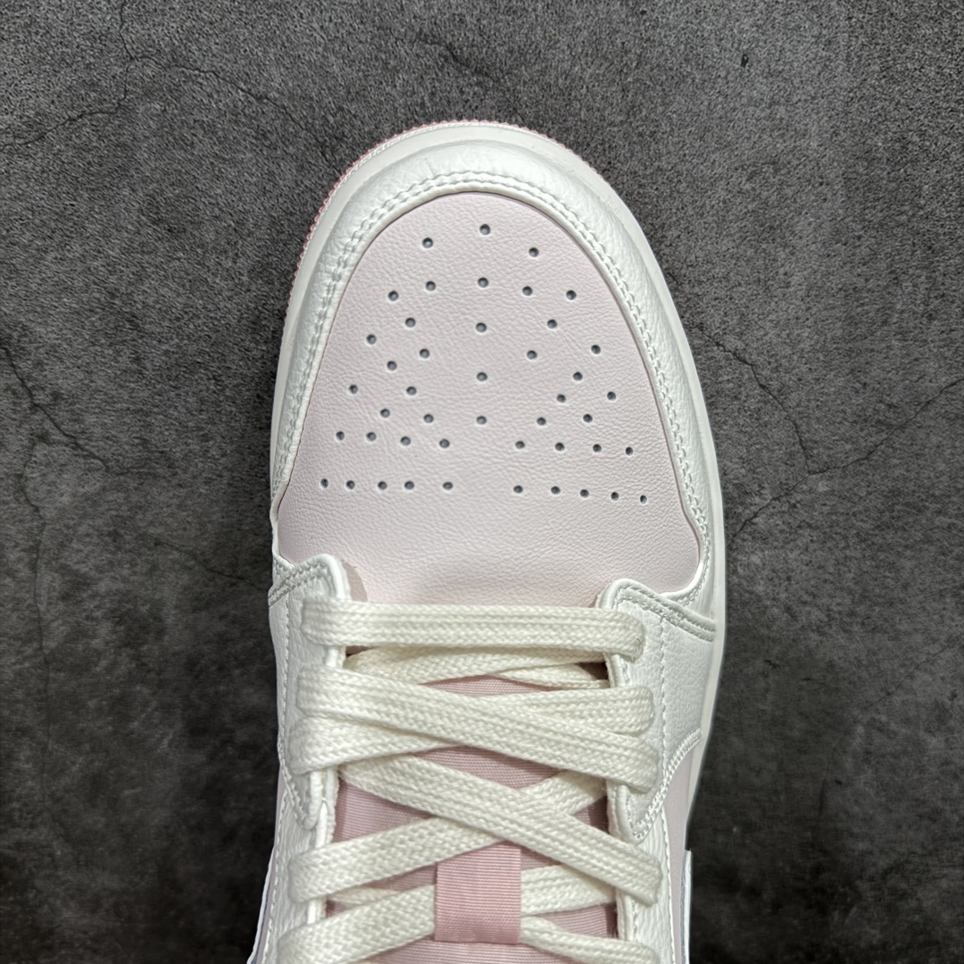 图片[5]-【K版】Air Jordan AJ1 Low 低帮白浅粉 IH0823-611 全新流水线出品 DT版本唯一平替选择 市场第二梯队最强版 全部原鞋开发 原楦原纸板开发 全鞋电脑针车 原厂内置全掌气垫 原盒内在原标 唯一Zp原版鞋带绑法 免检产品 全新2022版型 全头层皮料 完美零毛边处理 原厂配置全掌气垫 价格定位良心 几十个配色陆续出货 尺码：36 36.5 37.5 38 38.5 39 40 40.5 41 42 42.5 43 44 44.5 45 46 47.5-选品中心