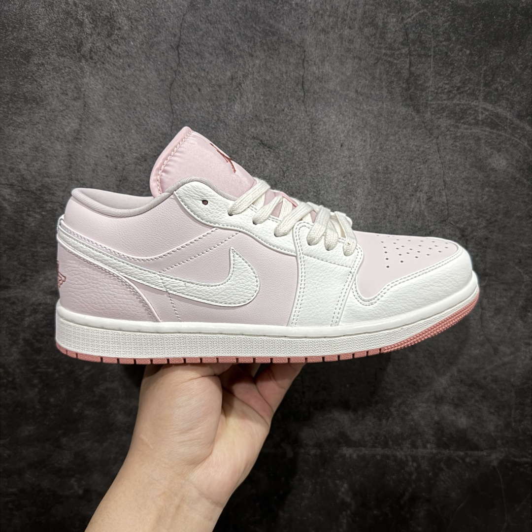 【K版】Air Jordan AJ1 Low 低帮白浅粉 IH0823-611 全新流水线出品 DT版本唯一平替选择 市场第二梯队最强版 全部原鞋开发 原楦原纸板开发 全鞋电脑针车 原厂内置全掌气垫 原盒内在原标 唯一Zp原版鞋带绑法 免检产品 全新2022版型 全头层皮料 完美零毛边处理 原厂配置全掌气垫 价格定位良心 几十个配色陆续出货 尺码：36 36.5 37.5 38 38.5 39 40 40.5 41 42 42.5 43 44 44.5 45 46 47.5-选品中心