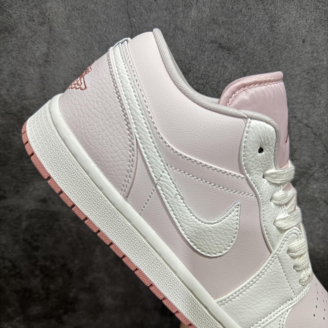 图片[7]-【K版】Air Jordan AJ1 Low 低帮白浅粉 IH0823-611 全新流水线出品 DT版本唯一平替选择 市场第二梯队最强版 全部原鞋开发 原楦原纸板开发 全鞋电脑针车 原厂内置全掌气垫 原盒内在原标 唯一Zp原版鞋带绑法 免检产品 全新2022版型 全头层皮料 完美零毛边处理 原厂配置全掌气垫 价格定位良心 几十个配色陆续出货 尺码：36 36.5 37.5 38 38.5 39 40 40.5 41 42 42.5 43 44 44.5 45 46 47.5-选品中心