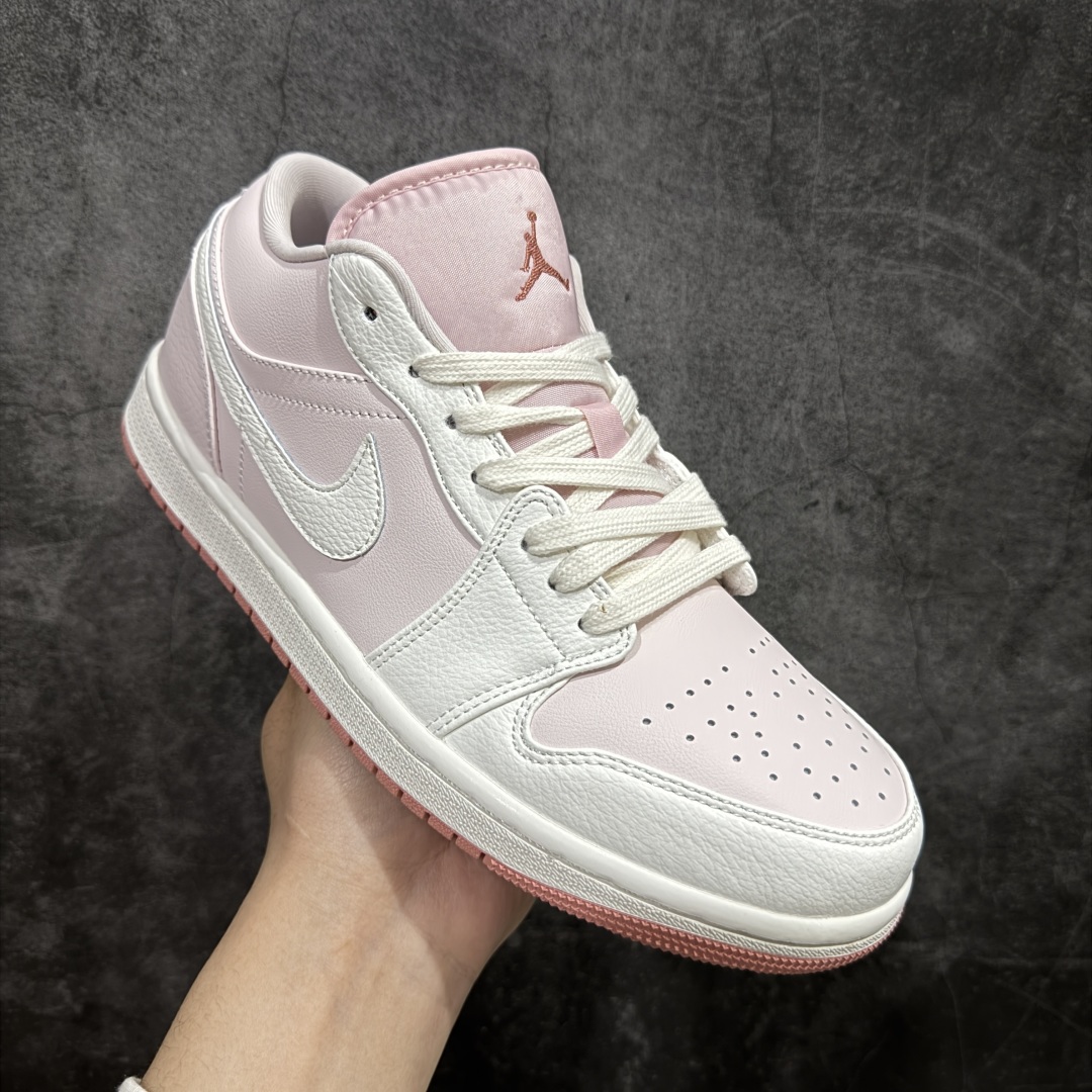 图片[3]-【K版】Air Jordan AJ1 Low 低帮白浅粉 IH0823-611 全新流水线出品 DT版本唯一平替选择 市场第二梯队最强版 全部原鞋开发 原楦原纸板开发 全鞋电脑针车 原厂内置全掌气垫 原盒内在原标 唯一Zp原版鞋带绑法 免检产品 全新2022版型 全头层皮料 完美零毛边处理 原厂配置全掌气垫 价格定位良心 几十个配色陆续出货 尺码：36 36.5 37.5 38 38.5 39 40 40.5 41 42 42.5 43 44 44.5 45 46 47.5-选品中心