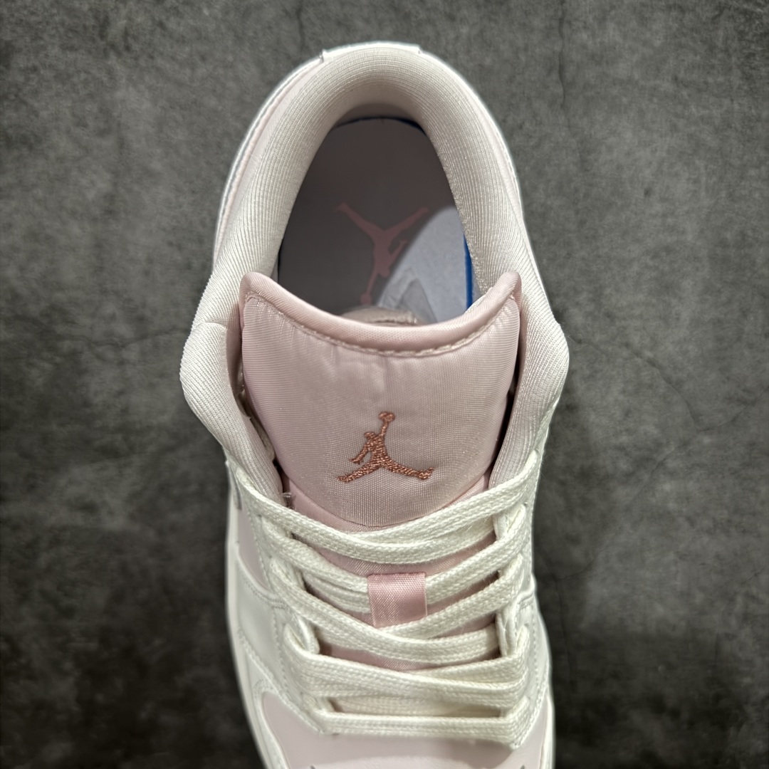 图片[8]-【K版】Air Jordan AJ1 Low 低帮白浅粉 IH0823-611 全新流水线出品 DT版本唯一平替选择 市场第二梯队最强版 全部原鞋开发 原楦原纸板开发 全鞋电脑针车 原厂内置全掌气垫 原盒内在原标 唯一Zp原版鞋带绑法 免检产品 全新2022版型 全头层皮料 完美零毛边处理 原厂配置全掌气垫 价格定位良心 几十个配色陆续出货 尺码：36 36.5 37.5 38 38.5 39 40 40.5 41 42 42.5 43 44 44.5 45 46 47.5-选品中心