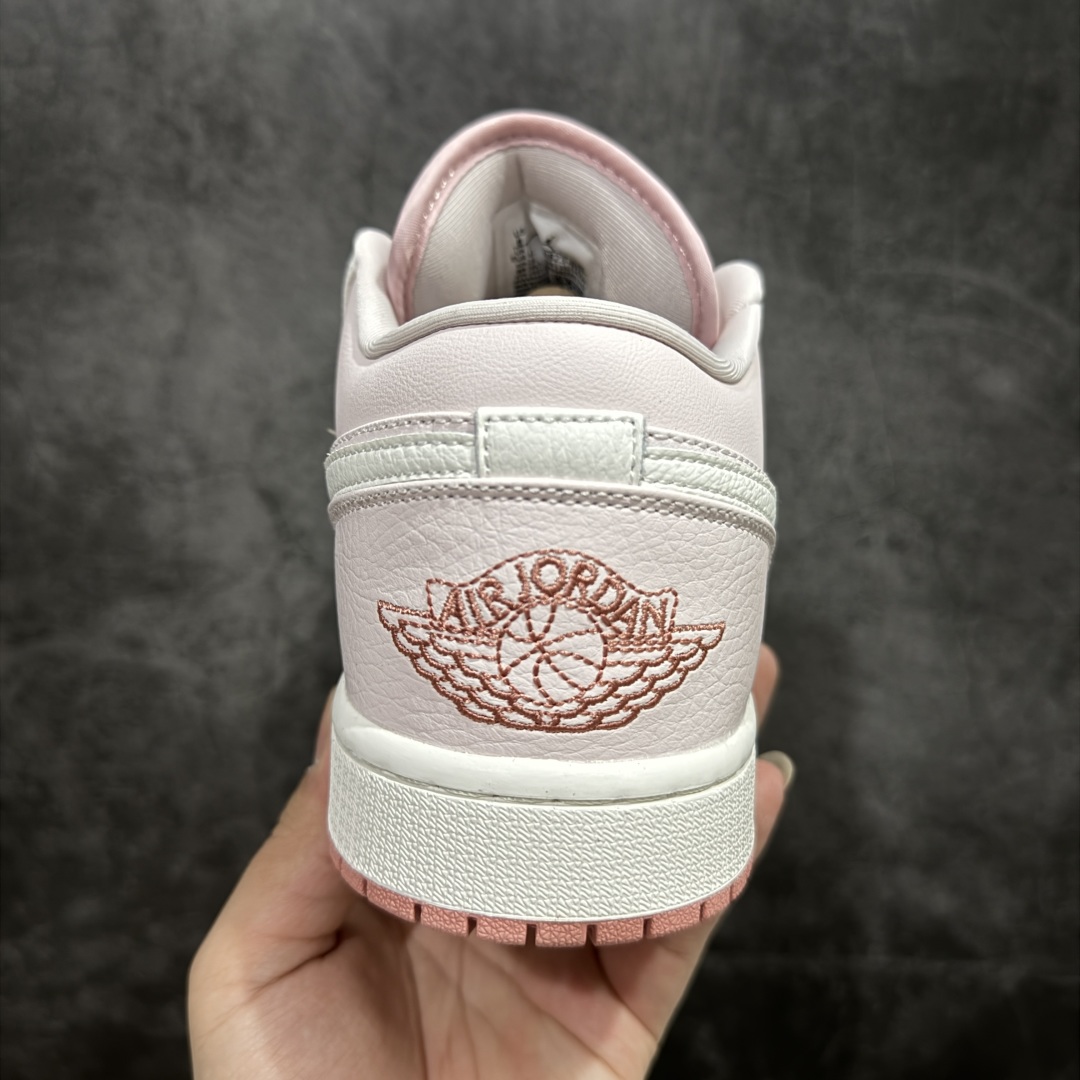图片[4]-【K版】Air Jordan AJ1 Low 低帮白浅粉 IH0823-611 全新流水线出品 DT版本唯一平替选择 市场第二梯队最强版 全部原鞋开发 原楦原纸板开发 全鞋电脑针车 原厂内置全掌气垫 原盒内在原标 唯一Zp原版鞋带绑法 免检产品 全新2022版型 全头层皮料 完美零毛边处理 原厂配置全掌气垫 价格定位良心 几十个配色陆续出货 尺码：36 36.5 37.5 38 38.5 39 40 40.5 41 42 42.5 43 44 44.5 45 46 47.5-选品中心