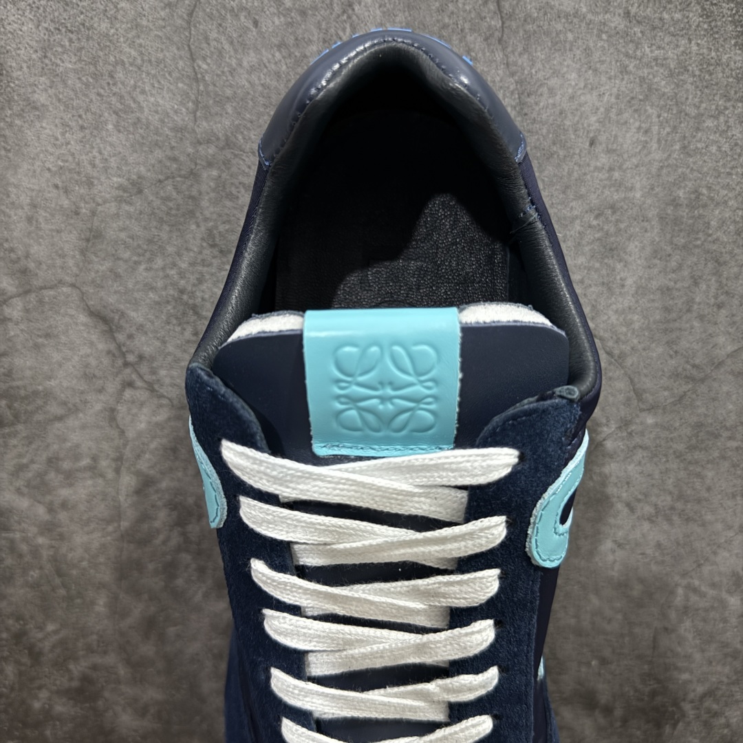 图片[8]-【广东纯原双层礼盒版】罗意威LOEWE 2025 | Ballet Runner2.0 新款芭蕾舞鞋 超级棒 不对称鞋头造型，作为LOEWE的标志性设计 超柔软，轻便且灵活的鞋底，新的波浪纹理橡胶外底，延伸至鞋头，升级的柔软皮革内衬和鞋床，提供最大舒适感，后跟有3D注塑橡胶徽标，真皮和皮料混搭彰显复古风格 内增高拼色德训鞋 阿甘鞋 小白鞋 拼色拼接鞋面 非常高级隐藏式小内增高 脚后跟设计新颖 柔软舒适 会被评为年度最舒适的暴走鞋 如履平地 原版细节 鞋面由进口麂皮 牛皮 原版布拼接 牛皮垫脚 原版定制磨具组合大底 原盒包装 ms内娱明星杨幂等众多同款上脚 小红书 一系列素材图 极具爆款。 尺码 35-39-选品中心