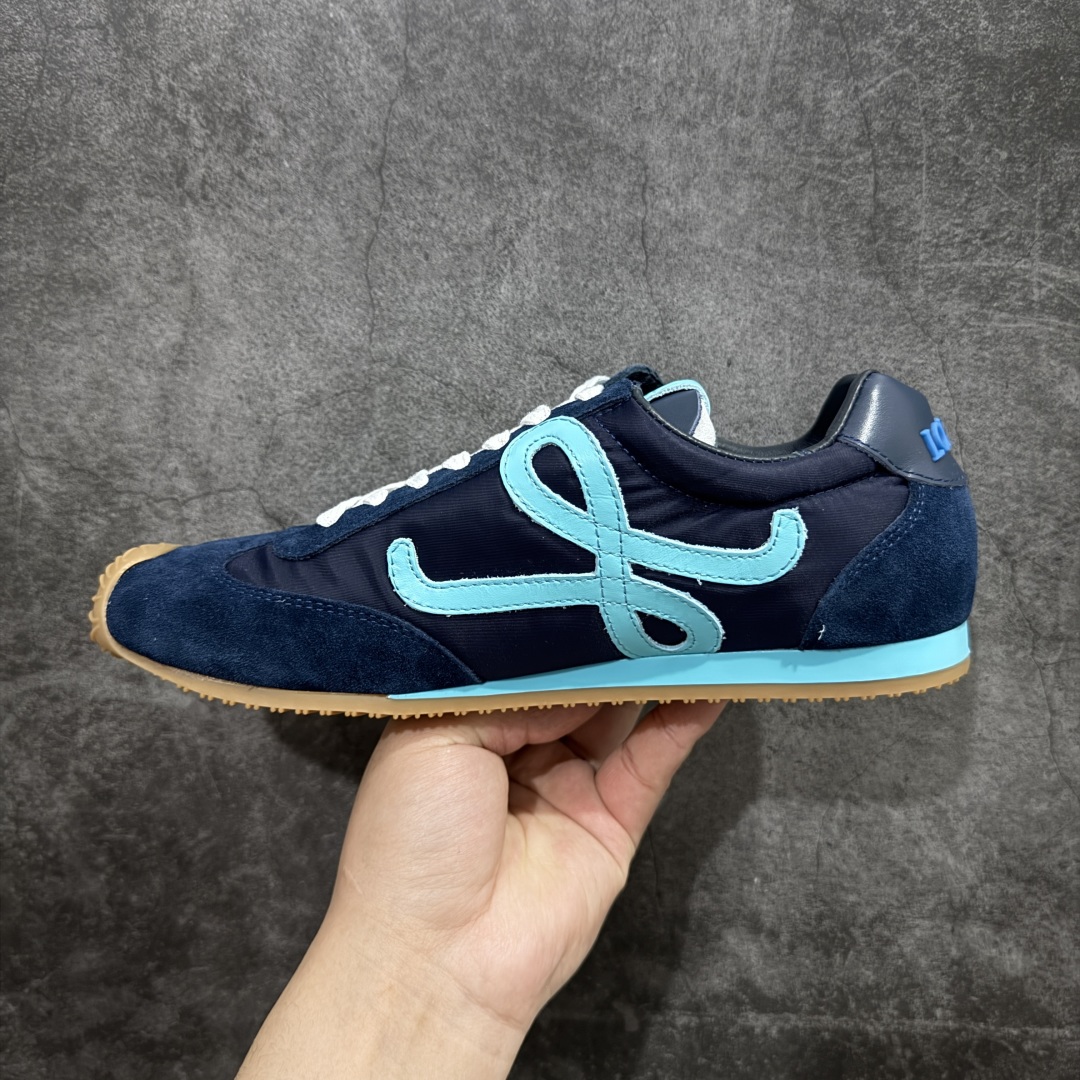 图片[2]-【广东纯原双层礼盒版】罗意威LOEWE 2025 | Ballet Runner2.0 新款芭蕾舞鞋 超级棒 不对称鞋头造型，作为LOEWE的标志性设计 超柔软，轻便且灵活的鞋底，新的波浪纹理橡胶外底，延伸至鞋头，升级的柔软皮革内衬和鞋床，提供最大舒适感，后跟有3D注塑橡胶徽标，真皮和皮料混搭彰显复古风格 内增高拼色德训鞋 阿甘鞋 小白鞋 拼色拼接鞋面 非常高级隐藏式小内增高 脚后跟设计新颖 柔软舒适 会被评为年度最舒适的暴走鞋 如履平地 原版细节 鞋面由进口麂皮 牛皮 原版布拼接 牛皮垫脚 原版定制磨具组合大底 原盒包装 ms内娱明星杨幂等众多同款上脚 小红书 一系列素材图 极具爆款。 尺码 35-39-选品中心