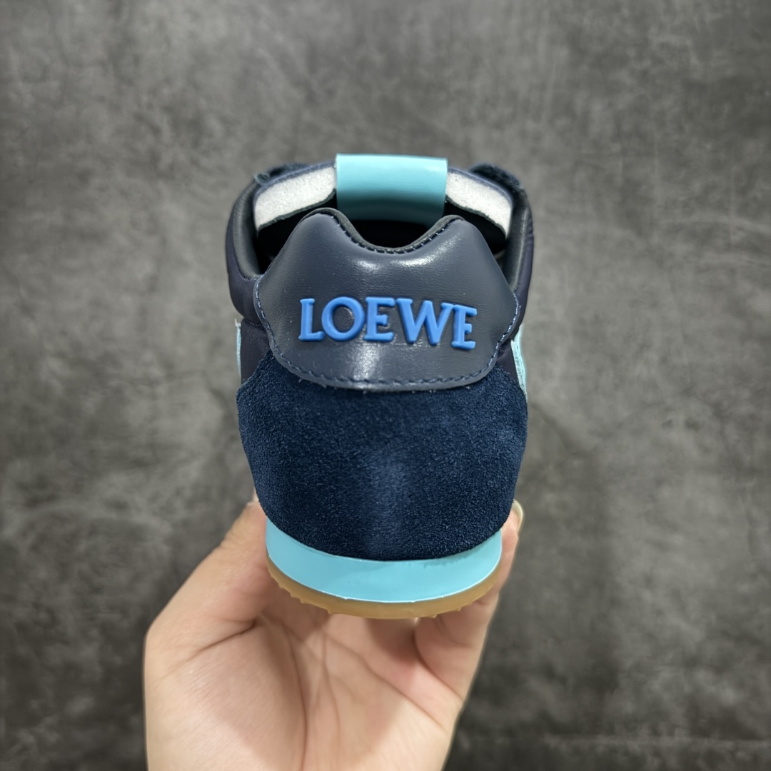 图片[4]-【广东纯原双层礼盒版】罗意威LOEWE 2025 | Ballet Runner2.0 新款芭蕾舞鞋 超级棒 不对称鞋头造型，作为LOEWE的标志性设计 超柔软，轻便且灵活的鞋底，新的波浪纹理橡胶外底，延伸至鞋头，升级的柔软皮革内衬和鞋床，提供最大舒适感，后跟有3D注塑橡胶徽标，真皮和皮料混搭彰显复古风格 内增高拼色德训鞋 阿甘鞋 小白鞋 拼色拼接鞋面 非常高级隐藏式小内增高 脚后跟设计新颖 柔软舒适 会被评为年度最舒适的暴走鞋 如履平地 原版细节 鞋面由进口麂皮 牛皮 原版布拼接 牛皮垫脚 原版定制磨具组合大底 原盒包装 ms内娱明星杨幂等众多同款上脚 小红书 一系列素材图 极具爆款。 尺码 35-39-选品中心